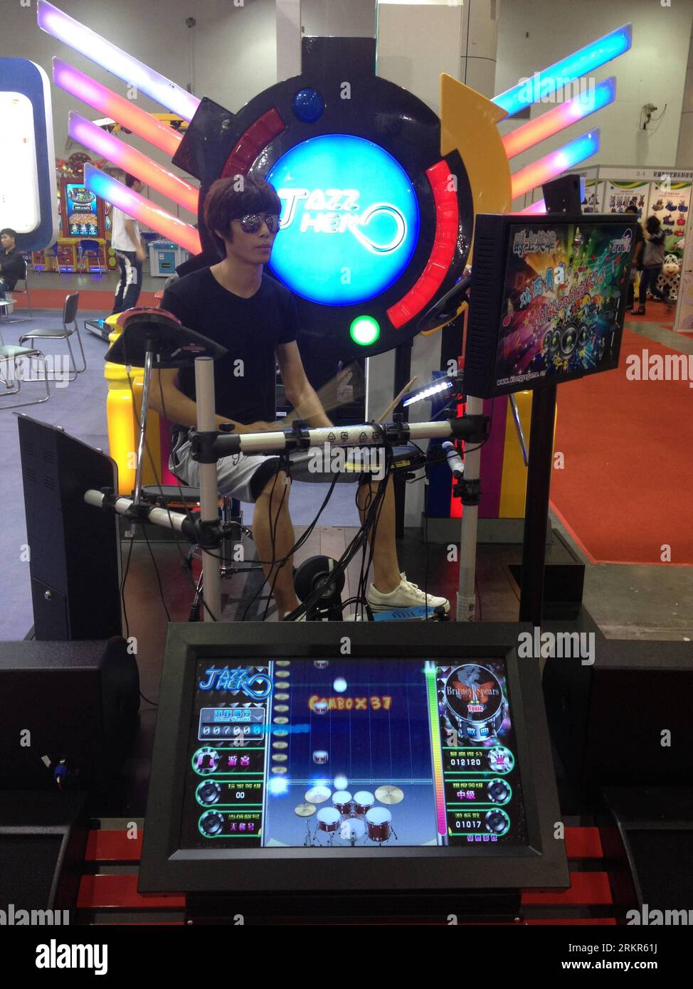 Bildnummer: 58131693  Datum: 21.06.2012  Copyright: imago/Xinhua (120621) -- DALIAN, June 21, 2012 (Xinhua) -- A visitor plays video game at the 2012 China (Dalian) Game show in Dalian, northeast China s Liaoning Province, June 21, 2012. The exposition offers free entrance and will last for three days. (Xinhua/Li Ang) (zmj) CHINA-DALIAN-GAME SHOW (CN) PUBLICATIONxNOTxINxCHN Gesellschaft Messe Videospielmesse Videospiel Computerspiel xbs x0x 2012 hoch      58131693 Date 21 06 2012 Copyright Imago XINHUA  Dalian June 21 2012 XINHUA a Visitor PLAYS Video Game AT The 2012 China Dalian Game Show in Stock Photo