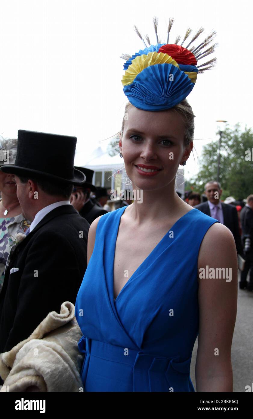 Bildnummer: 58133970  Datum: 21.06.2012  Copyright: imago/Xinhua (120622) -- London, June 21, 2012 (Xinhua) -- A woman wearing hat is seen on the Royal Ascot, in Ascot, Berkshire, UK, June 21, 2012. Dated from 1711, the annual Royal Ascot week is one of Europe s most famous horse racing event. The Thursday in every Royal Ascot week is the traditional Ladies Day, on which spectating ladies specially wear beautiful hats for the Gold Cup race. (Xinhua/Zhang Yuenan) (zy) UK-ROYAL ASCOT-LADIES DAY PUBLICATIONxNOTxINxCHN Entertainment Galopp Royal Ascot Mode xjh x0x premiumd 2012 hoch     58133970 D Stock Photo