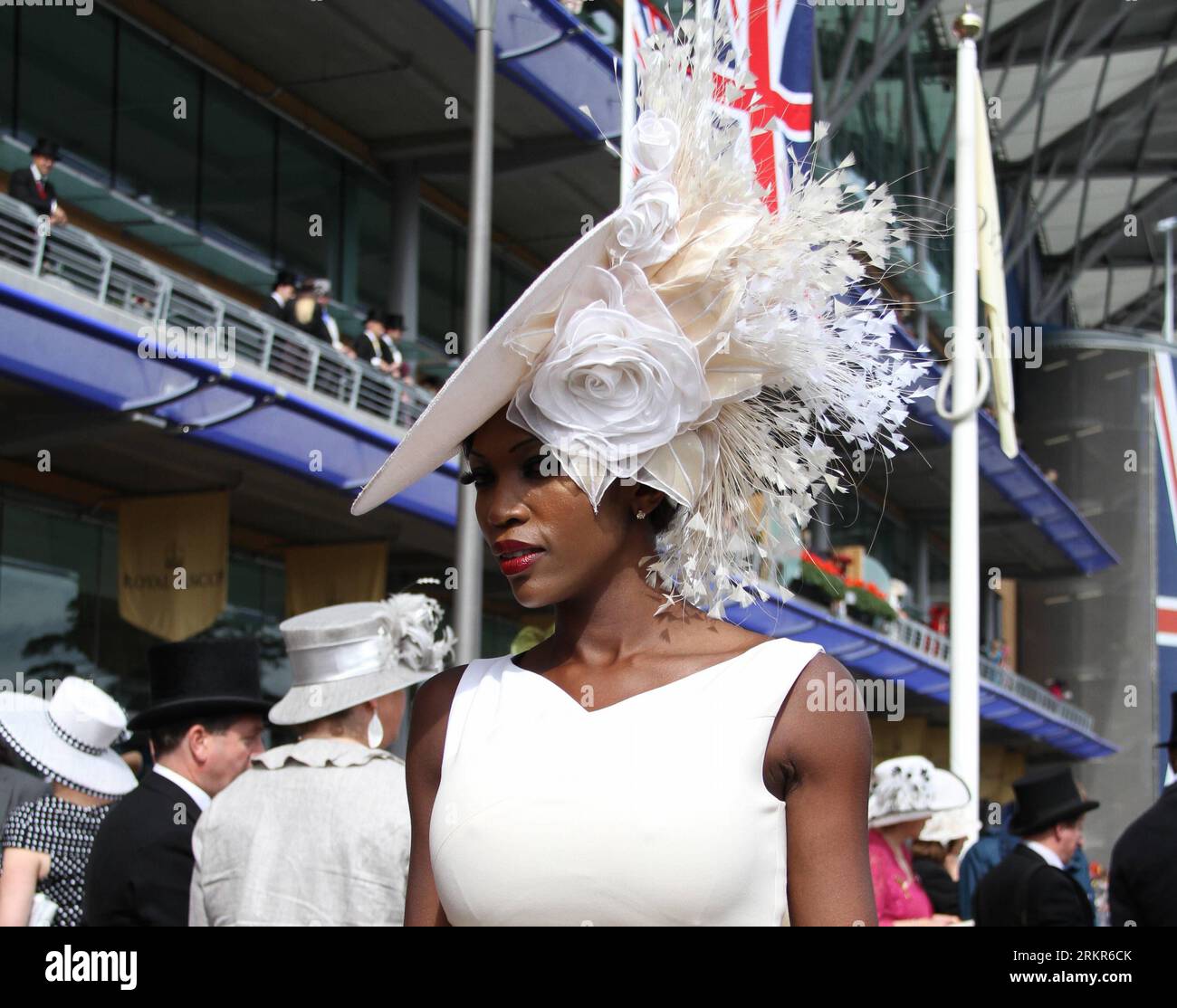 Bildnummer: 58133966  Datum: 21.06.2012  Copyright: imago/Xinhua (120622) -- London, June 21, 2012 (Xinhua) -- A woman wearing hat is seen on the Royal Ascot, in Ascot, Berkshire, UK, June 21, 2012. Dated from 1711, the annual Royal Ascot week is one of Europe s most famous horse racing event. The Thursday in every Royal Ascot week is the traditional Ladies Day, on which spectating ladies specially wear beautiful hats for the Gold Cup race. (Xinhua/Zhang Yuenan) (zy) UK-ROYAL ASCOT-LADIES DAY PUBLICATIONxNOTxINxCHN Entertainment Galopp Royal Ascot Mode xjh x0x premiumd 2012 quer     58133966 D Stock Photo
