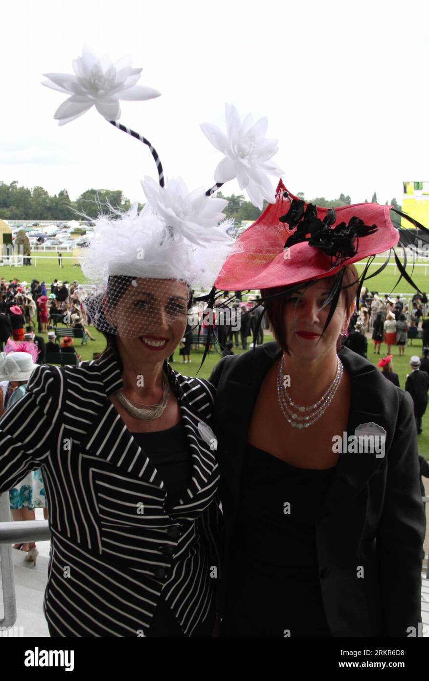 Bildnummer: 58133969  Datum: 21.06.2012  Copyright: imago/Xinhua (120622) -- London, June 21, 2012 (Xinhua) -- Women wearing hats pose for photo on the Royal Ascot, in Ascot, Berkshire, UK, June 21, 2012. Dated from 1711, the annual Royal Ascot week is one of Europe s most famous horse racing event. The Thursday in every Royal Ascot week is the traditional Ladies Day, on which spectating ladies specially wear beautiful hats for the Gold Cup race. (Xinhua/Zhang Yuenan) (zy) UK-ROYAL ASCOT-LADIES DAY PUBLICATIONxNOTxINxCHN Entertainment Galopp Royal Ascot Mode xjh x0x premiumd 2012 hoch     5813 Stock Photo