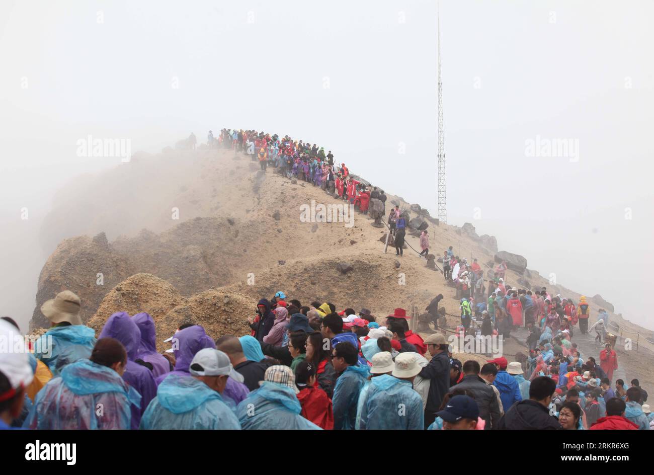 Bildnummer: 58137000  Datum: 21.06.2012  Copyright: imago/Xinhua (120622) -- YANBIAN, June 22, 2012 (Xinhua) -- Tourists wait for dissipation of fog to see the Tianchi Lake on Changbai Mountain in Yanbian Korean Autonomous Prefecture, northeast China s Jilin Province, June 21, 2012. (Xinhua/Liang Zhiqiang) (lfj) CHINA-JILIN-CHANGBAI MOUNTAIN-TOURISM (CN) PUBLICATIONxNOTxINxCHN Reisen Asien China xjh x0x 2012 quer      58137000 Date 21 06 2012 Copyright Imago XINHUA  Yanbian June 22 2012 XINHUA tourists Wait for dissipation of Fog to Lake The Tianchi Lake ON Changbai Mountain in Yanbian Korean Stock Photo