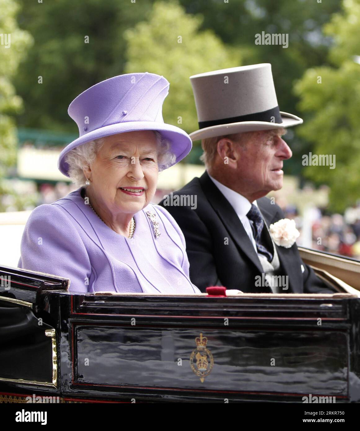 Bildnummer: 58139885  Datum: 22.06.2012  Copyright: imago/Xinhua (120623) -- ASCOT, June 23, 2012(Xinhua) -- Britain s Queen Elizabeth II and Prince Philip, Duke of Edinburgh, attend Royal Ascot at Ascot Racecourse in Ascot, Berkshire of Britain on June 22, 2012. (Xinhua/Wang Lili) BRITAIN-ASCOT-ROYAL ASCOT-RACECOURSE PUBLICATIONxNOTxINxCHN Pferdesport Reiten Pferderennen Galopp People Politik Entertainment Adel UK England premiumd xmk x0x 2012 quadrat Aufmacher      58139885 Date 22 06 2012 Copyright Imago XINHUA  Ascot June 23 2012 XINHUA Britain S Queen Elizabeth II and Prince Philip Duke o Stock Photo