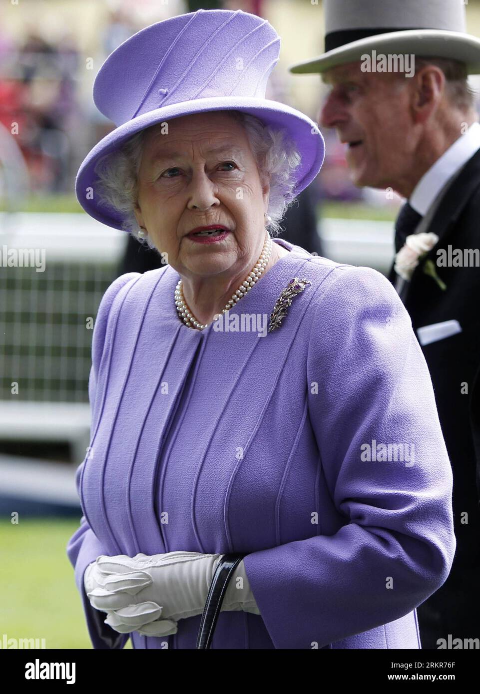 Bildnummer: 58139884  Datum: 22.06.2012  Copyright: imago/Xinhua (120623) -- ASCOT, June 23, 2012(Xinhua) -- Britain s Queen Elizabeth II and Prince Philip, Duke of Edinburgh, attend Royal Ascot at Ascot Racecourse in Ascot, Berkshire of Britain on June 22, 2012. (Xinhua/Wang Lili) BRITAIN-ASCOT-ROYAL ASCOT-RACECOURSE PUBLICATIONxNOTxINxCHN Pferdesport Reiten Pferderennen Galopp People Politik Entertainment Adel UK England premiumd xmk x0x 2012 hoch      58139884 Date 22 06 2012 Copyright Imago XINHUA  Ascot June 23 2012 XINHUA Britain S Queen Elizabeth II and Prince Philip Duke of Edinburgh a Stock Photo