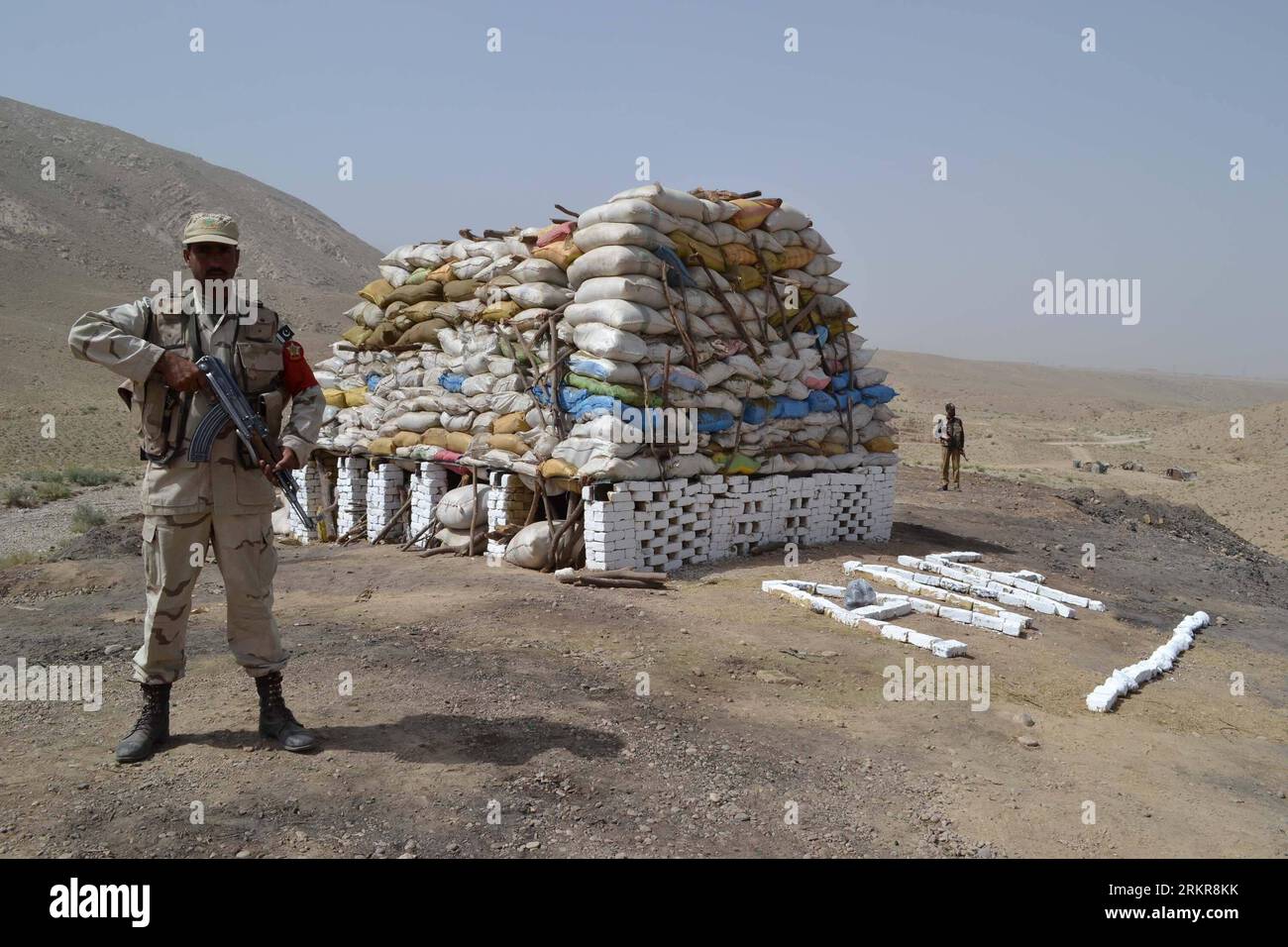Bildnummer: 58152813  Datum: 26.06.2012  Copyright: imago/Xinhua (120626) -- QUETTA, June 26, 2012 (Xinhua) -- A Pakistani soldier stands guard beside a pile of drugs to be burnt during an event marking the International Day Against Drug Abuse and Illicit Trafficking, in southwest Pakistan s Quetta, June 26, 2012. About 60 tones of seized drugs were burnt during the ceremony organized by the Anti-narcotics Force (ANF) and Frontier Core (FC) in Quetta. (Xinhua/Mohammad) PAKISTAN-DRUGS-QUETTA-BURN PUBLICATIONxNOTxINxCHN Gesellschaft Weltdrogentag Kriminalität Drogenkriminalität Drogen Vernichtun Stock Photo