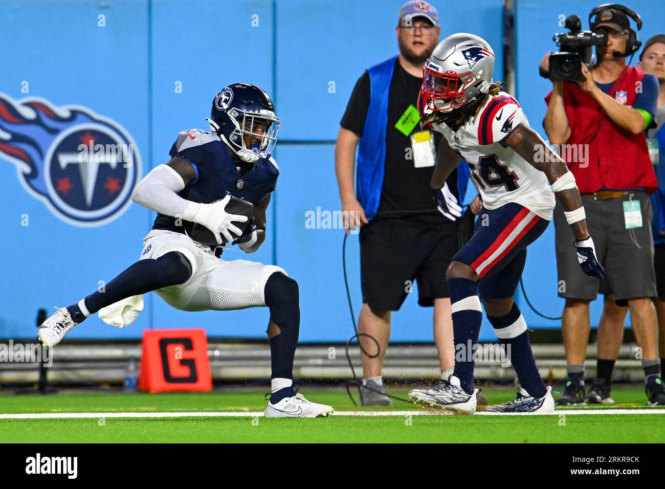 Tennessee Titans wide receiver Kearis Jackson scores a touchdown