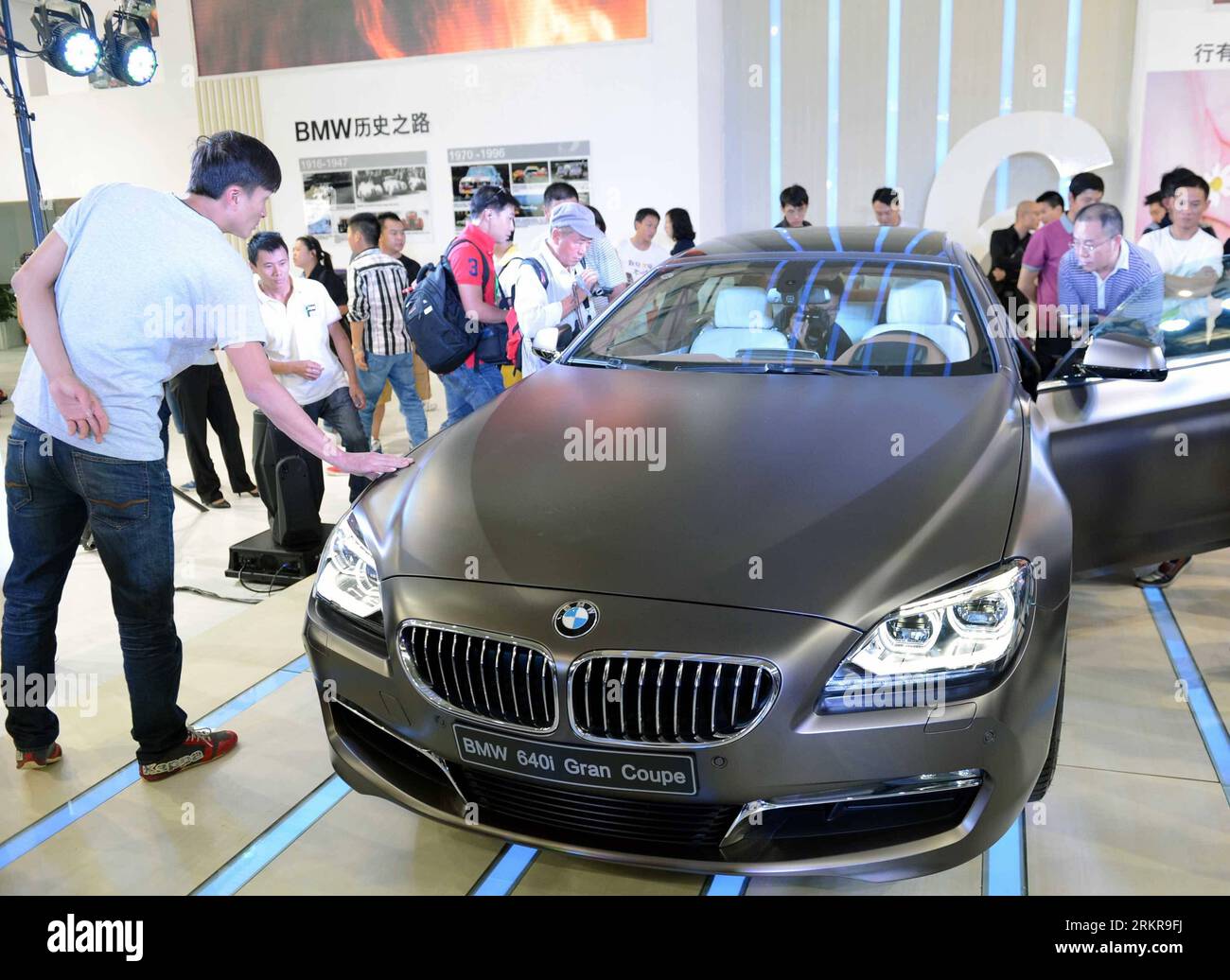 (120628) -- KUNMING, June 28, 2012 (Xinhua) -- Visitors watch a Bavarian Motor Works(BMW) car on the 13th China (Kunming) Pan-Asia International Automobile Exhibition in Kunming, capital of southwest China s Yunnan Province, June 28, 2012. The exhibition themed as Green Life, Scientific Future kicked off on Thursday. (Xinhua/Yang Zongyou) (zkr) CHINA-KUNMING-PAN-ASIA INTERNATIONAL AUTOMOBILE EXHIBITION(CN) PUBLICATIONxNOTxINxCHN   Kunming June 28 2012 XINHUA Visitors Watch a Bavarian Engine Works BMW Car ON The 13th China Kunming Pan Asia International Automobiles Exhibition in Kunming Capital Stock Photo
