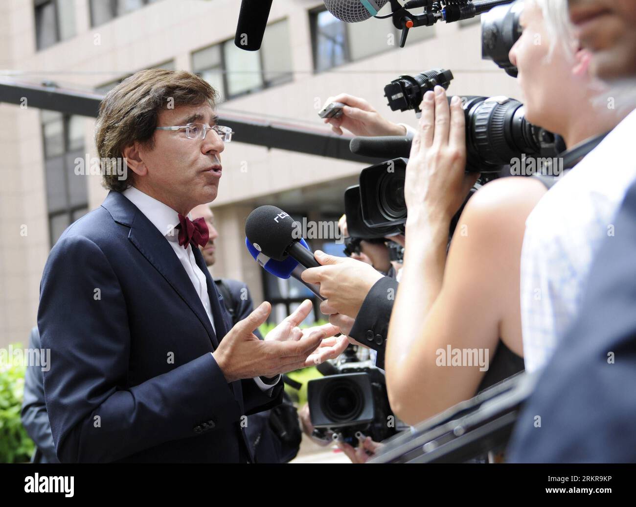Bildnummer: 58159653  Datum: 28.06.2012  Copyright: imago/Xinhua (120628) -- BRUSSELS, June 28, 2012 (Xinhua) -- Belgian Prime Minister Elio Di Rupo arrives for the EU summit at EU s headquarters in Brussels, capital of Belgium, on June 28, 2012. European leaders are expected to focus on boosting growth and building a stronger Economic and Monetary Union (EMU) during the summit on Thursday and Friday. (Xinhua/Alyssa Goodman)(ypf) BELGIUM-EU-SUMMIT PUBLICATIONxNOTxINxCHN People Politik Gipfel Gipfeltreffen premiumd xns x0x 2012 quer      58159653 Date 28 06 2012 Copyright Imago XINHUA  Brussels Stock Photo