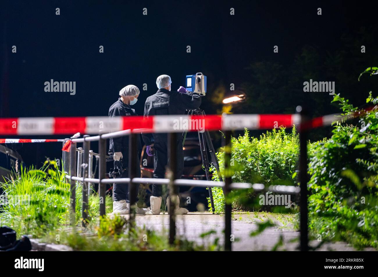 Hamburg, Germany. 26th Aug, 2023. Forensic technicians work with a 3D scanner at the cordoned-off crime scene. In the Hamburg district of Borgfelde, a man was hit by several shots in the open street. He succumbed to his injuries in hospital, according to police on Saturday morning. The perpetrator is said to be on the run, and a manhunt has been launched. Credit: Jonas Walzberg/dpa/Alamy Live News Stock Photo