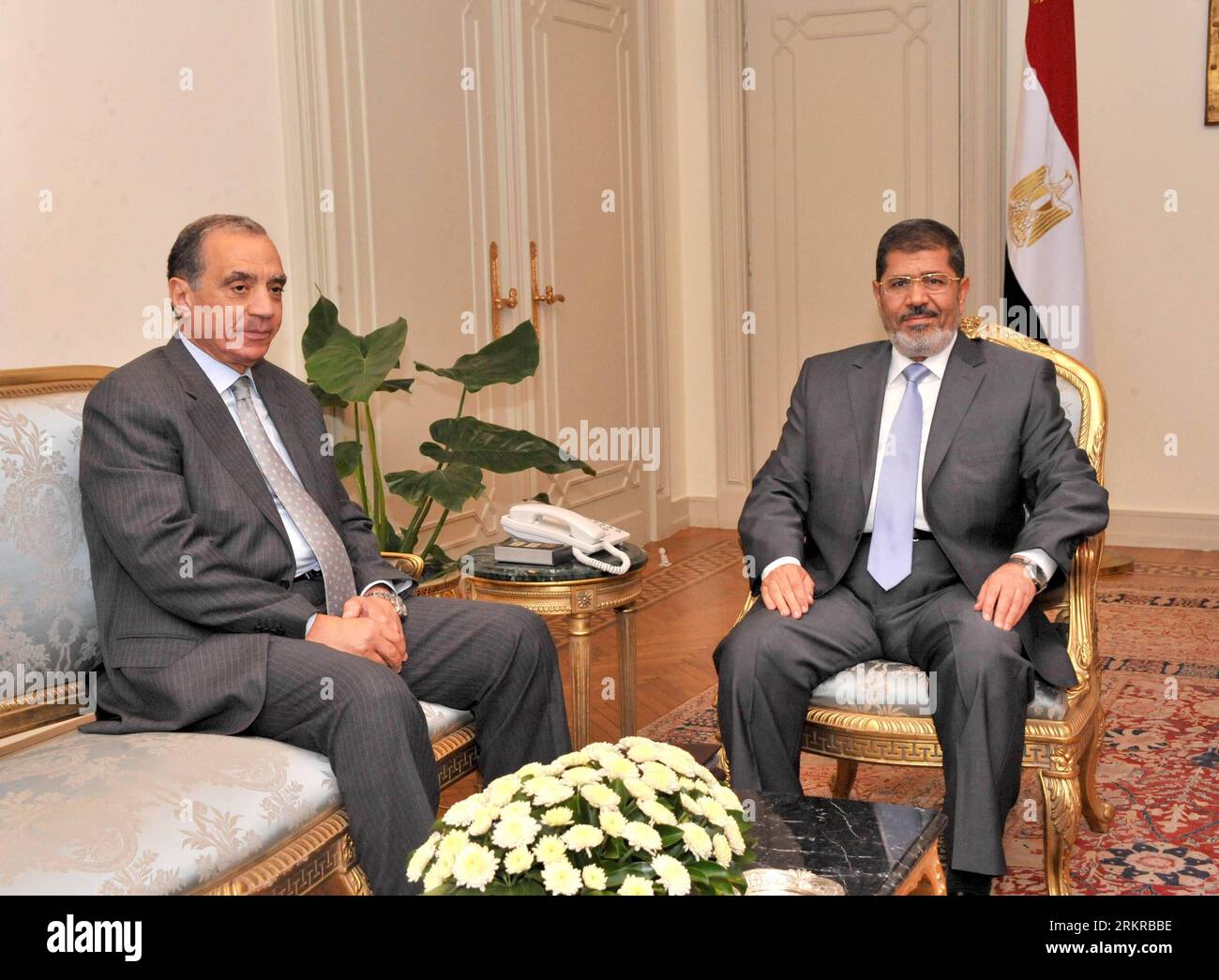 Bildnummer: 58169185  Datum: 01.07.2012  Copyright: imago/Xinhua (120701) -- CAIRO, July 1, 2012 -- (Xinhua) This handout photo from the Egyptian Presidency shows Egypt s new President Mohamed Morsi (R) meets with Egypt s Central Bank Chairman Dr. Farouk Abd El Baky El Okdah in Cairo, July 1, 2012. (Xinhua/Egyptian Presidency) EGYPT-CAIRO-MORSI-OKDAH-MEETING PUBLICATIONxNOTxINxCHN People Politik xjh x0x premiumd 2012 quer      58169185 Date 01 07 2012 Copyright Imago XINHUA  Cairo July 1 2012 XINHUA This handout Photo from The Egyptian Presidency Shows Egypt S New President Mohamed Morsi r Mee Stock Photo