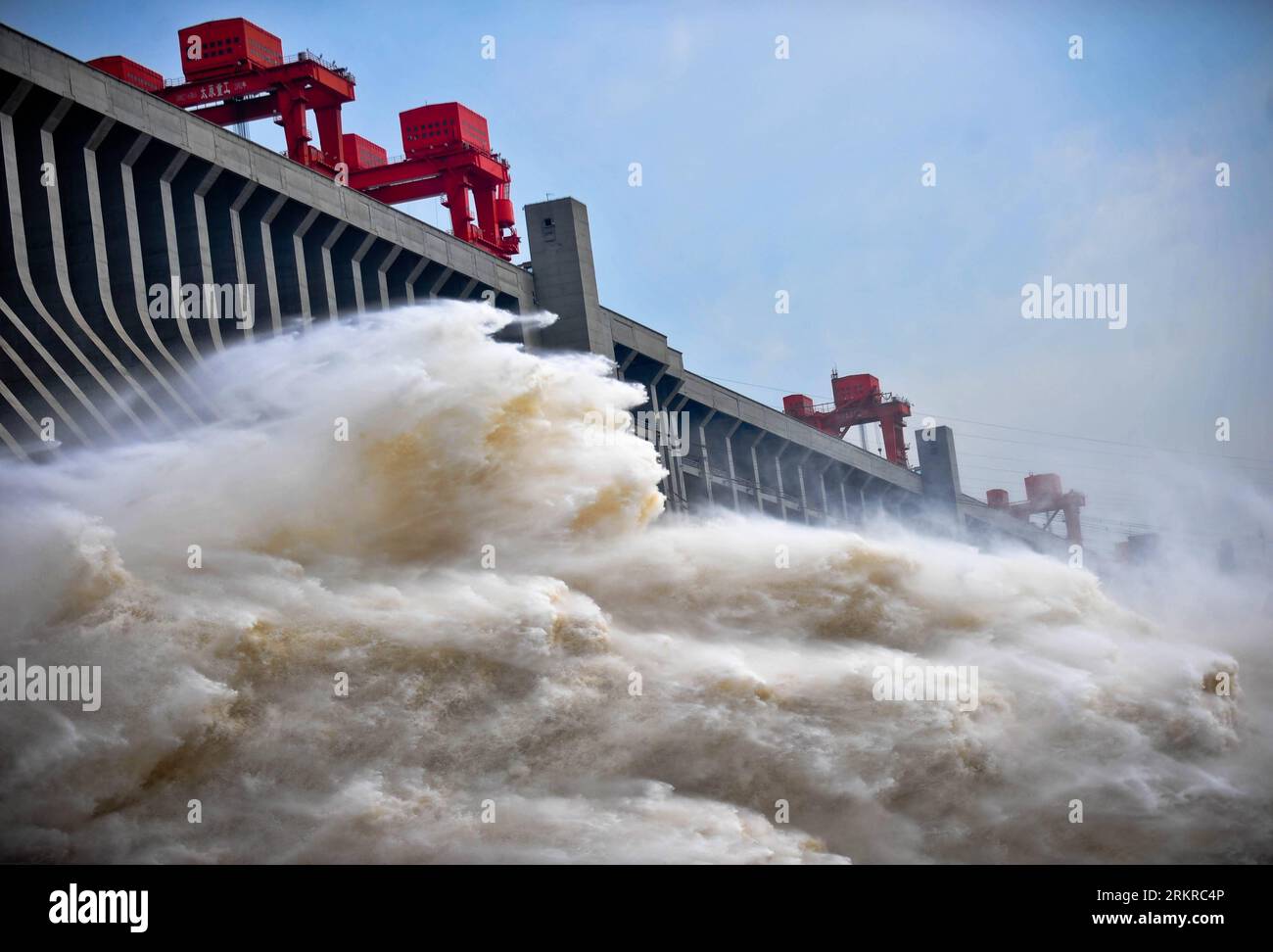 Bildnummer: 58186353  Datum: 04.07.2012  Copyright: imago/Xinhua (120704) -- WUHAN, July 4, 2012 (Xinhua) -- The Three Gorges opens its sluices for water discharge in Yichang, central China s Hubei Province, July 4, 2012. The first flood torrents passed the Three Gorges Dam safely on Wednesday with water flow of the upper Yangtze River dropping to 40,000 cubic meters per second. (Xinhua/Xiao Yijiu) (mp) CHINA-THREE GORGES-FLOOD-PASS (CN) PUBLICATIONxNOTxINxCHN Wirtschaft Versorger Dreischluchtenstaudamm Dreischluchten Staudamm Damm Schleusen offen x0x xjh premiumd 2012 quer Highlight      5818 Stock Photo