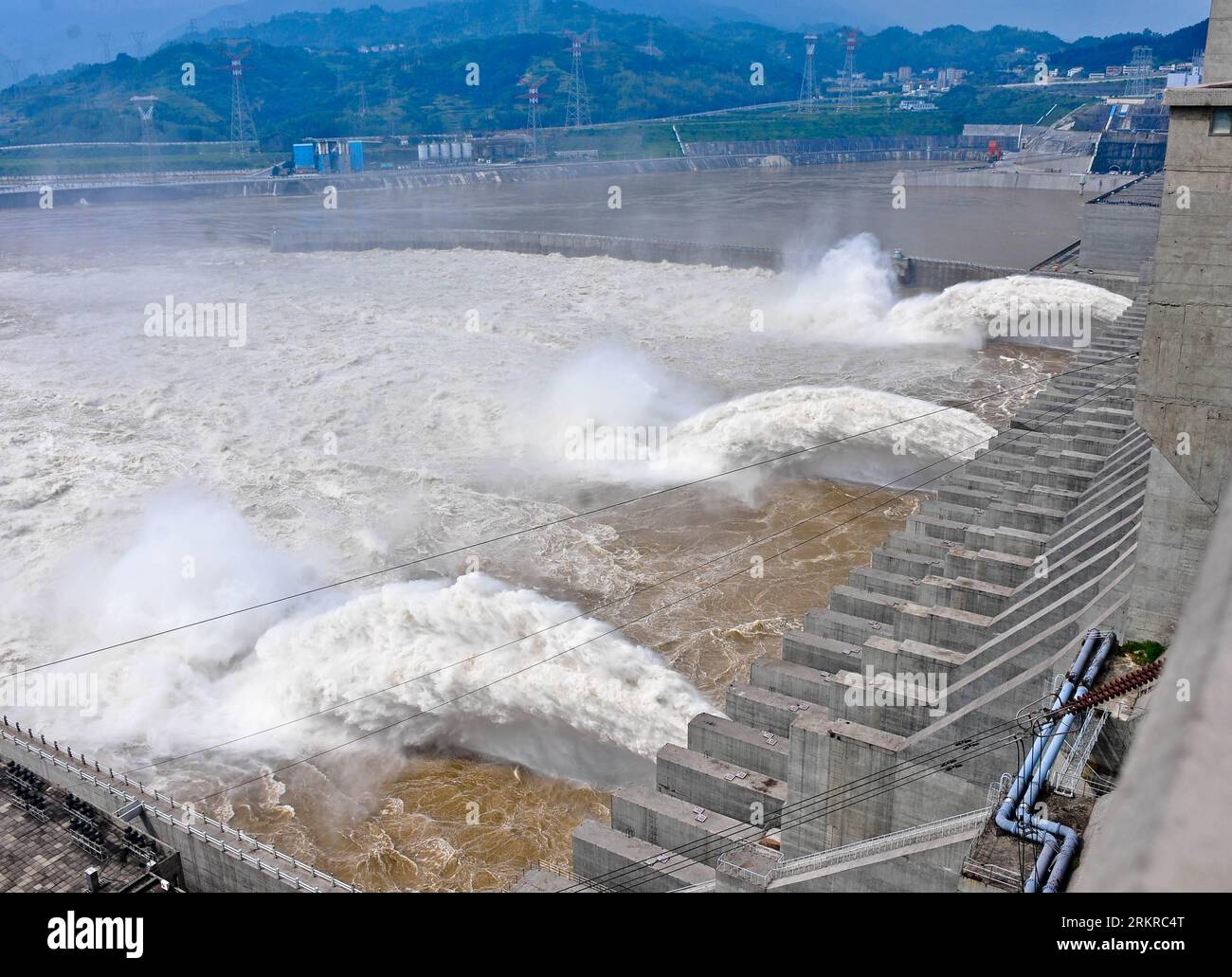 Bildnummer: 58186352  Datum: 04.07.2012  Copyright: imago/Xinhua (120704) -- WUHAN, July 4, 2012 (Xinhua) -- The Three Gorges opens its sluices for water discharge in Yichang, central China s Hubei Province, July 4, 2012. The first flood torrents passed the Three Gorges Dam safely on Wednesday with water flow of the upper Yangtze River dropping to 40,000 cubic meters per second. (Xinhua/Xiao Yijiu) (mp) CHINA-THREE GORGES-FLOOD-PASS (CN) PUBLICATIONxNOTxINxCHN Wirtschaft Versorger Dreischluchtenstaudamm Dreischluchten Staudamm Damm Schleusen offen x0x xjh premiumd 2012 quer Highlight      5818 Stock Photo