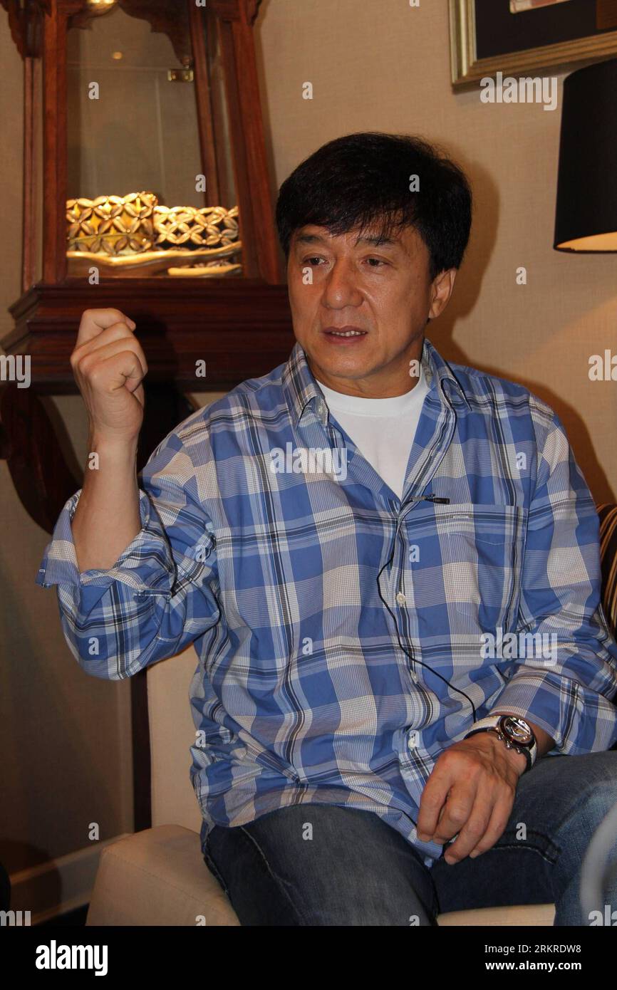 Bildnummer: 58207703  Datum: 08.07.2012  Copyright: imago/Xinhua (120708) -- BANGKOK, July 8, 2012 (Xinhua) -- Jackie Chan, famous film star and charity devotee, answers questions by press after he arrives at Bangkok, capital of Thailand, on July 8, 2012. Jackie Chan arrives at Bangkok and made a donation worth 200,000 dollars including aid supplies and cash on Saturday. (Xinhua/Li Li) (jl) THAILAND-BANGKOK-CHINA-JACKIE CHAN-VISIT PUBLICATIONxNOTxINxCHN People Film privat Soziales Engagement Charity Sozialengagement xrj x0x 2012 hoch      58207703 Date 08 07 2012 Copyright Imago XINHUA  Bangko Stock Photo