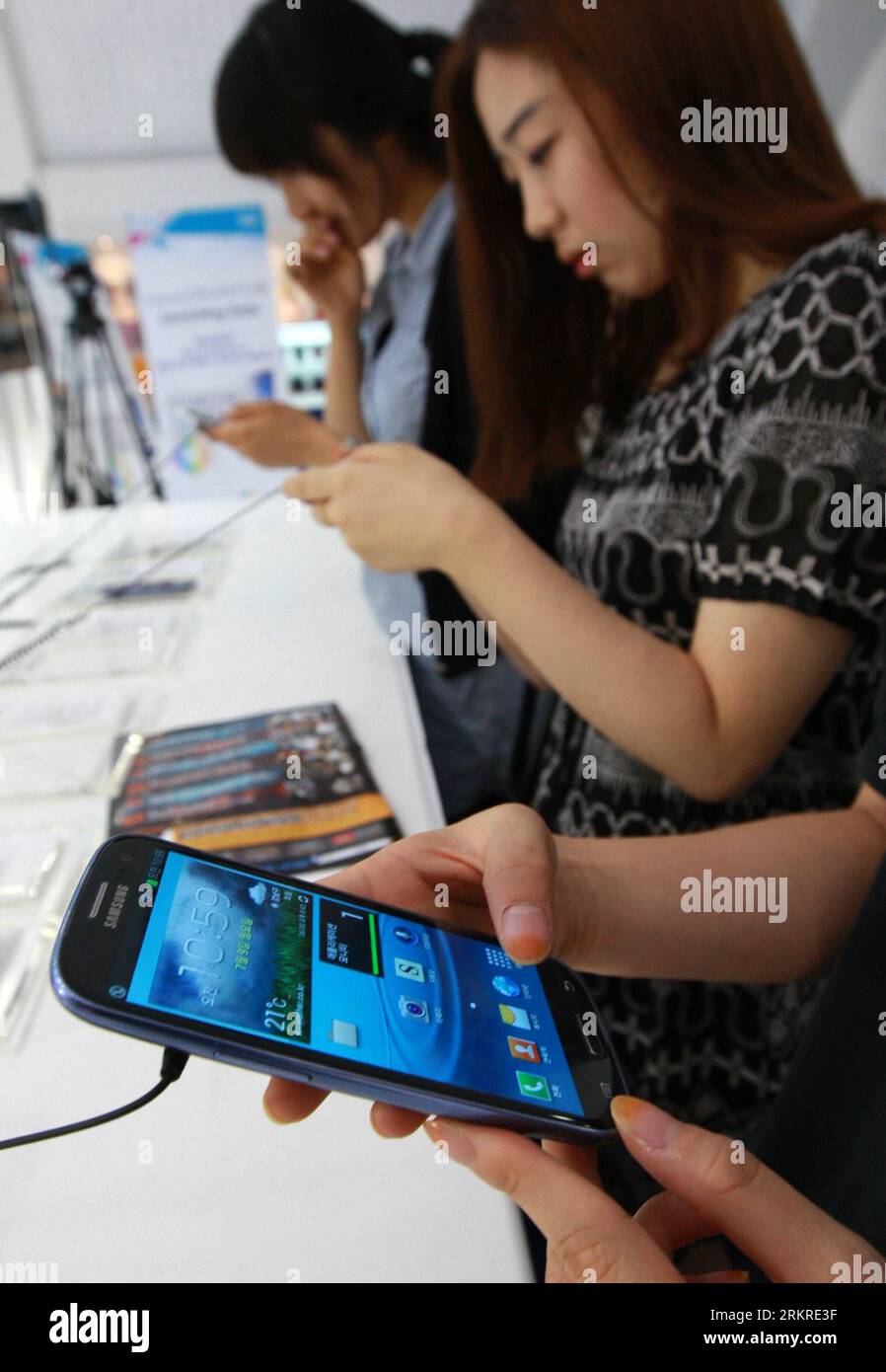 Bildnummer: 58212839  Datum: 09.07.2012  Copyright: imago/Xinhua (120709) -- SEOUL, July 9, 2012 (Xinhua) -- try out Samsung s new smartphone Galaxy S III in Seoul, South Korea, July 9, 2012. The smartphone went on sale on Monday.(Xinhua/Park Jin-hee) SOUTH KOREA-SEOUL-SAMSUNG-GALLAXY S III PUBLICATIONxNOTxINxCHN Wirtschaft Verkaufsstart Smartphone S 3 S3 xjh x0x premiumd Highlight 2012 hoch     58212839 Date 09 07 2012 Copyright Imago XINHUA  Seoul July 9 2012 XINHUA Try out Samsung S New Smartphone Galaxy S III in Seoul South Korea July 9 2012 The Smartphone Went ON Sale ON Monday XINHUA Par Stock Photo