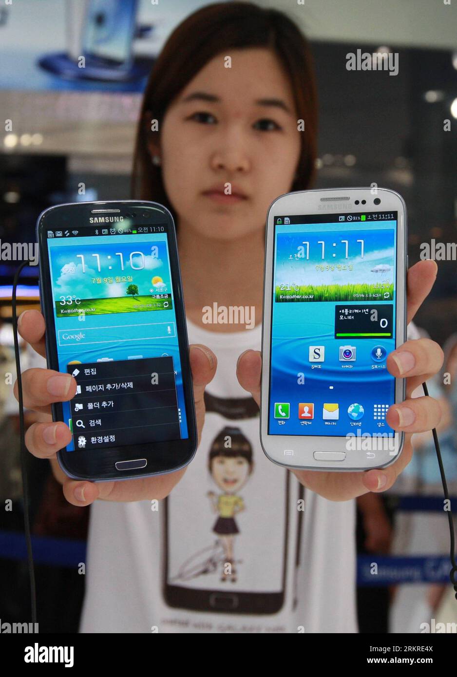 Bildnummer: 58212840  Datum: 09.07.2012  Copyright: imago/Xinhua (120709) -- SEOUL, July 9, 2012 (Xinhua) -- A shop assistant presents Samsung s new smartphone Galaxy S III in Seoul, South Korea, July 9, 2012. The smartphone went on sale on Monday. (Xinhua/Park Jin-hee) SOUTH KOREA-SEOUL-SAMSUNG-GALLAXY S III PUBLICATIONxNOTxINxCHN Wirtschaft Verkaufsstart Smartphone S 3 S3 xjh x0x premiumd Highlight 2012 hoch     58212840 Date 09 07 2012 Copyright Imago XINHUA  Seoul July 9 2012 XINHUA a Shop Assistant Presents Samsung S New Smartphone Galaxy S III in Seoul South Korea July 9 2012 The Smartph Stock Photo