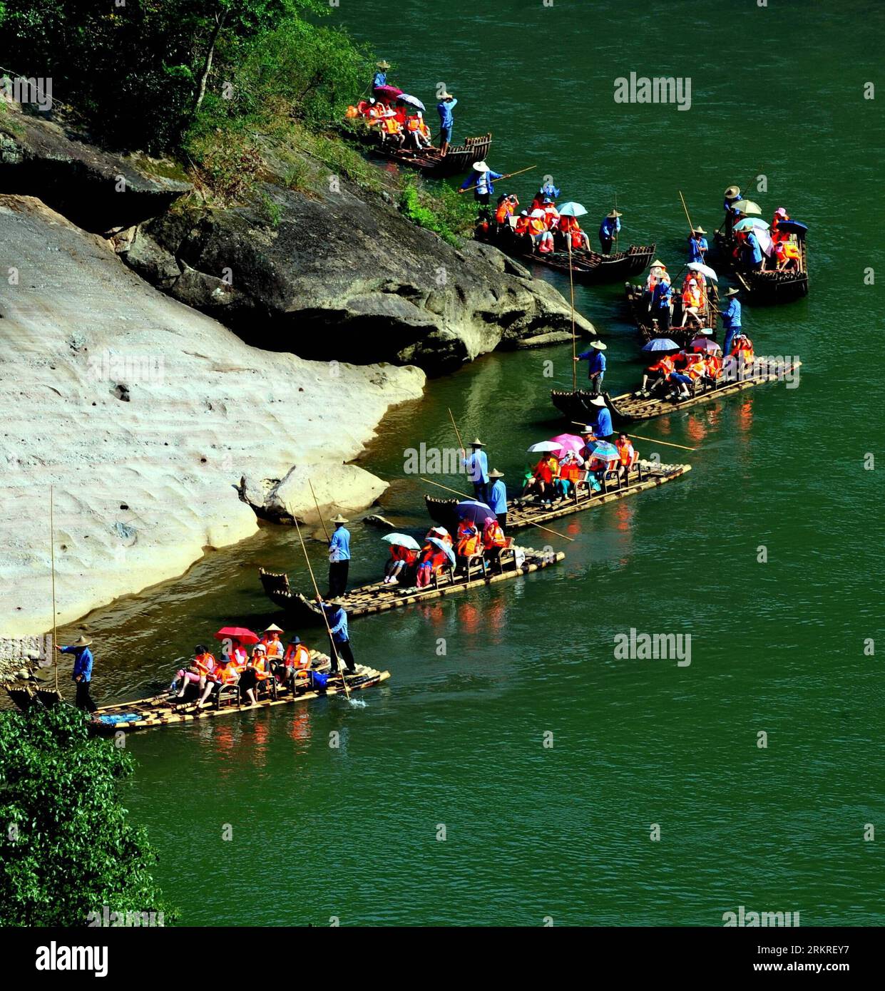 Bildnummer: 58224449  Datum: 11.07.2012  Copyright: imago/Xinhua (120711) -- WUYISHAN, July 11, 2012 (Xinhua) -- Tourists view the scenery on bamboo rafts on the Jiuqu River of Wuyi Mountain in southeast China s Fujian Province, July 11, 2012. Wuyi Mountain, located at northwestern Fujian, attracted 4.27 million visitors during the first half of 2012, with a year-on-year growth rate of 17.9 percent. Meanwhile, tourism revenue of Wuyi Mountain this year increased about 20 percent to 7 billion RMB from that of the same period last year. (Xinhua/Zhang Guojun) (gjh) CHINA-FUJIAN-WUYISHAN-TOURISM ( Stock Photo
