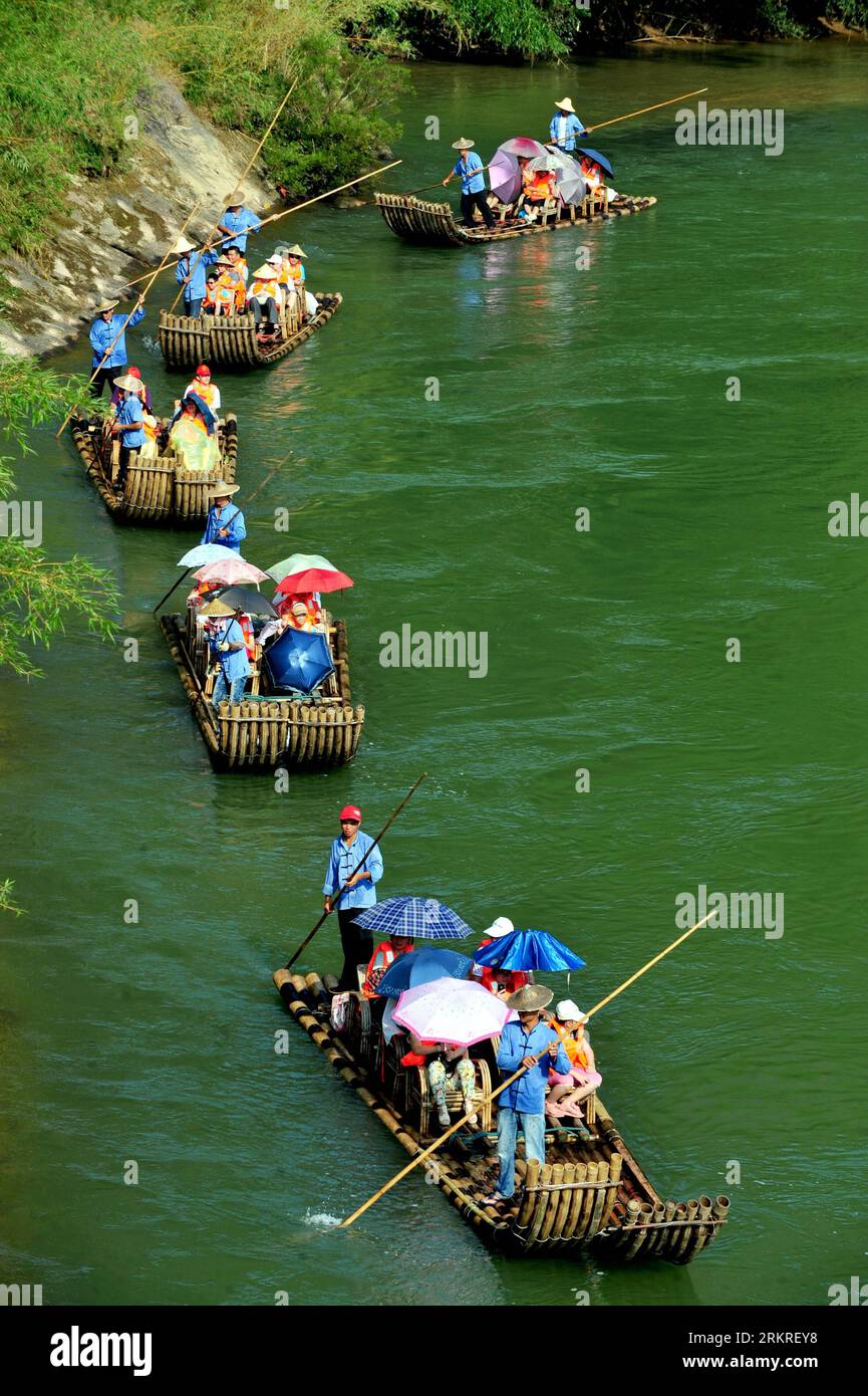 Bildnummer: 58224450  Datum: 11.07.2012  Copyright: imago/Xinhua (120711) -- WUYISHAN, July 11, 2012 (Xinhua) -- Tourists view the scenery on bamboo rafts on the Jiuqu River of Wuyi Mountain in southeast China s Fujian Province, July 11, 2012. Wuyi Mountain, located at northwestern Fujian, attracted 4.27 million visitors during the first half of 2012, with a year-on-year growth rate of 17.9 percent. Meanwhile, tourism revenue of Wuyi Mountain this year increased about 20 percent to 7 billion RMB from that of the same period last year. (Xinhua/Zhang Guojun) (gjh) CHINA-FUJIAN-WUYISHAN-TOURISM ( Stock Photo
