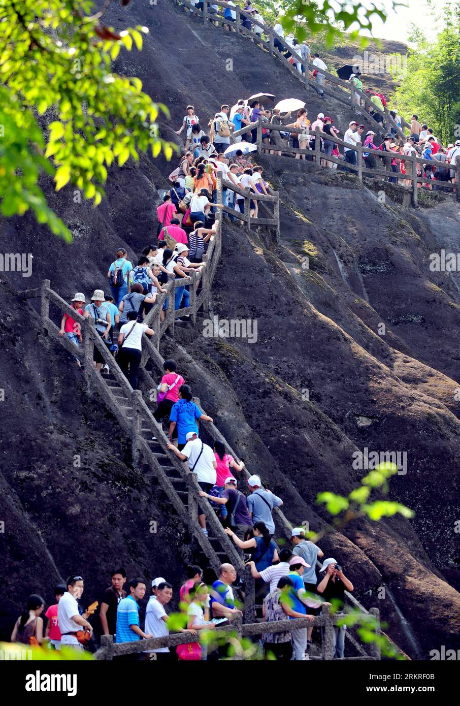 Bildnummer: 58224451  Datum: 11.07.2012  Copyright: imago/Xinhua (120711) -- WUYISHAN, July 11, 2012 (Xinhua) -- Tourists visit Tianyou Peak of Wuyi Mountain in southeast China s Fujian Province, July 11, 2012. Wuyi Mountain, located at northwestern Fujian, attracted 4.27 million visitors during the first half of 2012, with a year-on-year growth rate of 17.9 percent. Meanwhile, tourism revenue of Wuyi Mountain this year increased about 20 percent to 7 billion RMB from that of the same period last year. (Xinhua/Zhang Guojun) (gjh) CHINA-FUJIAN-WUYISHAN-TOURISM (CN) PUBLICATIONxNOTxINxCHN Reisen Stock Photo