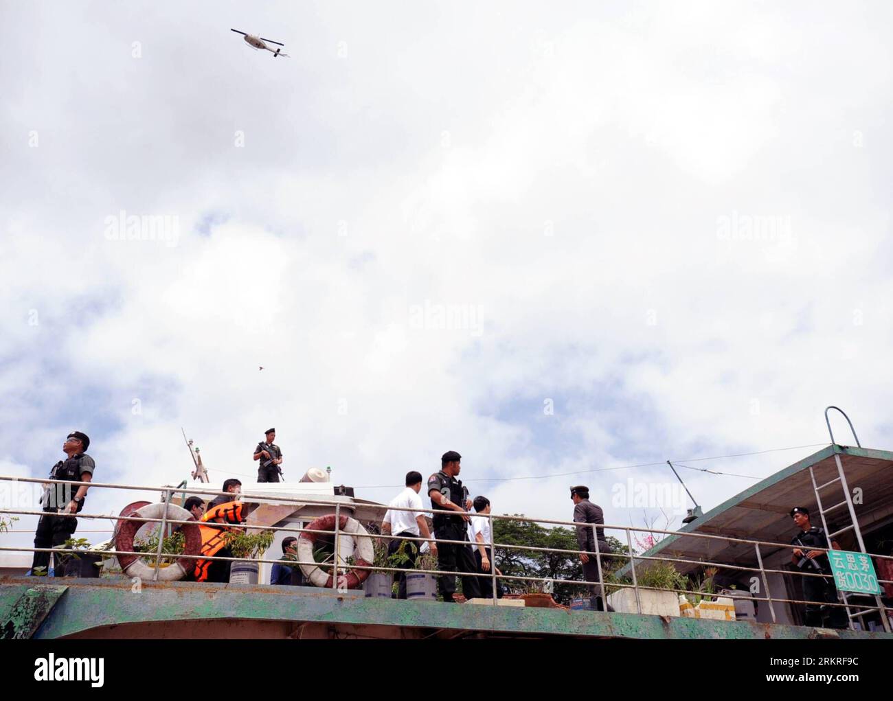 Bildnummer: 58232344  Datum: 12.07.2012  Copyright: imago/Xinhua (120712) -- CHIANG SAEN, July 12, 2012 (Xinhua) -- Thai soldiers guard on the deck of Chines cargo ship Yu Xing 8, which was attacked on Mekong River last October, in Chiang Saen, north Thailand, July 12, 2012. Thirteen Chinese sailors were killed after two cargo ships, the Hua Ping and Yu Xing 8, were attacked and hijacked by armed drug gang on Oct. 5, 2011 on the Mekong River. (Xinhua/Shi Xianzhen) (ybg) THAILAND-CHIANG SAEN-CHINA-CARGO SHIPS-ATTACK-VISIT PUBLICATIONxNOTxINxCHN Gesellschaft Schifffahrt Frachtschiff Angriff Sich Stock Photo