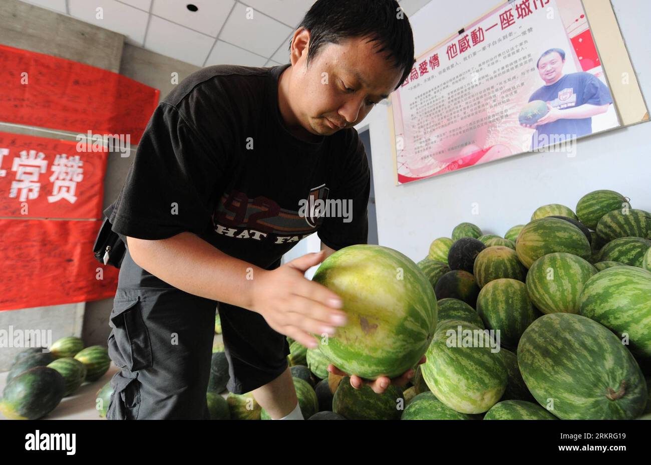 Bildnummer: 58240464  Datum: 10.07.2012  Copyright: imago/Xinhua (120713) -- ZHENGZHOU, July 13, 2012 (Xinhua) -- Chang Zan picks watermelon for his customer at the intersection of Nongye Road and Tianming Road in Zhengzhou, capital of central China s Henan Province, July 10, 2012. Chang raises money for his terminally ill wife s medical treatment by selling watermelons for five years. His story was widely spread among Chinese netizens recently. (Xinhua/Zhao Peng) (cl) CHINA-ZHENGZHOU-CHANG ZAN-WATERMELON (CN) PUBLICATIONxNOTxINxCHN Gesellschaft Verkauf Melone Wassermelone Pflege Frau krank x0 Stock Photo