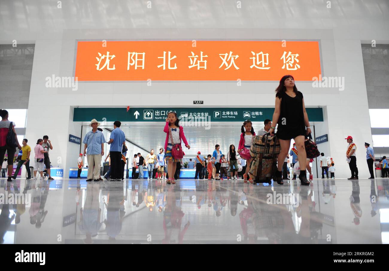Bildnummer: 58244915  Datum: 15.07.2012  Copyright: imago/Xinhua (120715) -- SHENYANG, July 15, 2012 (Xinhua) -- Passengers enter the new waiting hall in the North Railway Station of Shenyang, capital of northeast China s Liaoning Province, July 15, 2012. The new platforms, a waiting hall and a north square in the North Railway Station of Shenyang were put into service on Sunday. (Xinhua/Pan Yulong)(mcg) CHINA-SHENYANG-NORTH RAILWAY STATION-NEW WAITING HALL (CN) PUBLICATIONxNOTxINxCHN Gesellschaft Verkehr Bahn Bahnhof Wartesaal xbs x0x 2012 quer      58244915 Date 15 07 2012 Copyright Imago XI Stock Photo