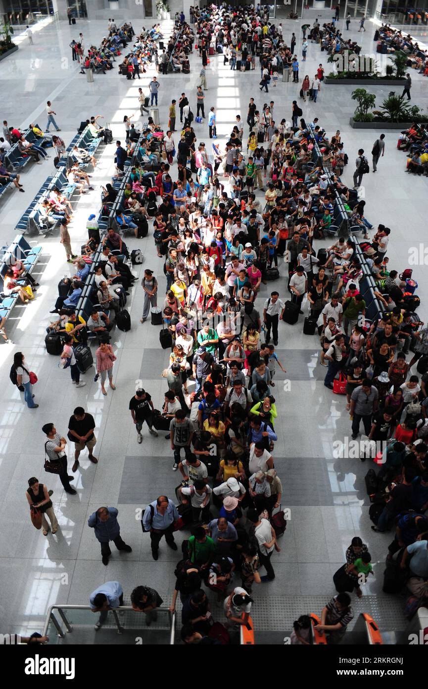 Bildnummer: 58244917  Datum: 15.07.2012  Copyright: imago/Xinhua (120715) -- SHENYANG, July 15, 2012 (Xinhua) -- Passengers queue to check in at the new waiting hall in the North Railway Station of Shenyang, capital of northeast China s Liaoning Province, July 15, 2012. The new platforms, a waiting hall and a north square in the North Railway Station of Shenyang were put into service on Sunday. (Xinhua/Pan Yulong)(mcg) CHINA-SHENYANG-NORTH RAILWAY STATION-NEW WAITING HALL (CN) PUBLICATIONxNOTxINxCHN Gesellschaft Verkehr Bahn Bahnhof Wartesaal xbs x0x 2012 hoch      58244917 Date 15 07 2012 Cop Stock Photo