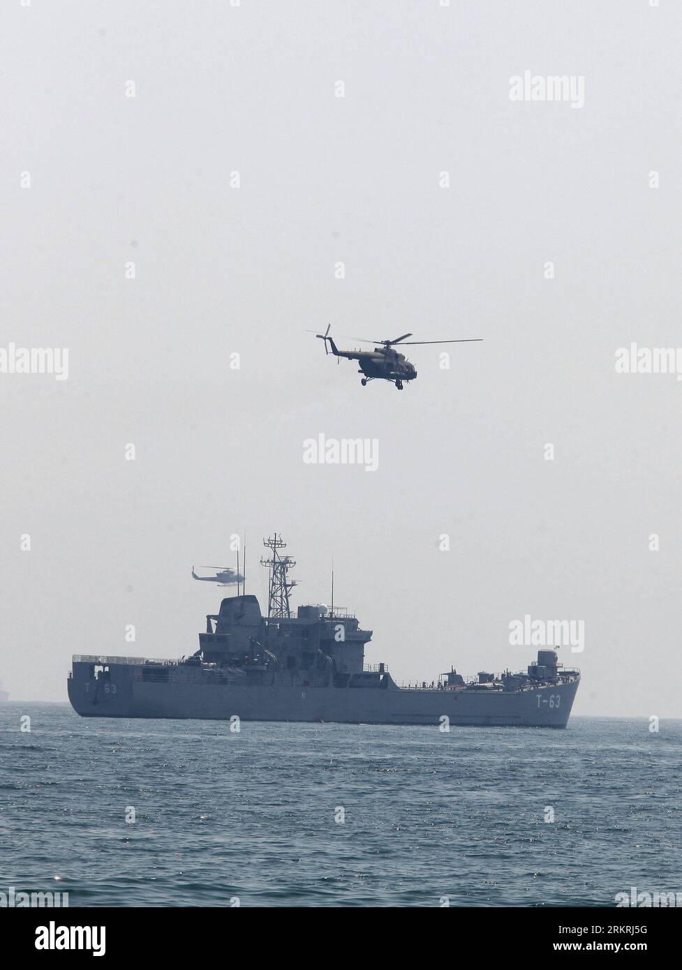 Bildnummer: 58254368  Datum: 17.07.2012  Copyright: imago/Xinhua (120718) -- PUERTO CABELLO, July 18, 2012 (Xinhua) -- Helicopters, ships and members of the Venezuelan Army take part in a rehersal prior to the navy parade, in Puerto Cabello, Carabobo state, Venezuela, on July 17, 2012. Venezuelan Army will celebrate it s anniversary with 11 activities to commemorate the Maracaibo Lake naval battle and Simon Bolivar s birthday. (Xinhua/Juan Carlos Hernandez) (ctt) VENEZUELA-PUERTO CABELLO-MILITARY-REHEARSAL PUBLICATIONxNOTxINxCHN Politik Militär Marine Manöver Militärübung Übung xjh x0x premium Stock Photo
