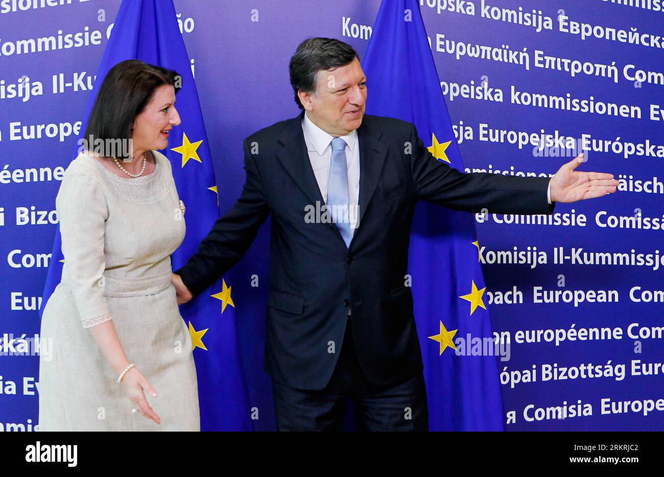 Bildnummer: 58255544  Datum: 18.07.2012  Copyright: imago/Xinhua (120718)-- BRUSSELS, July 18, 2012 (Xinhua) -- European Commission President Jose Manuel Barroso (R) greets Kosovo leader Atifete Jahjaga before their meeting at the EU headquarters in Brussels, capital of Belgium, July 18, 2012.(Xinhua/Zhou Lei) BELGIUM-EU-KOSOVO-BARRUSO-JAHJAGA-MEETING PUBLICATIONxNOTxINxCHN People Politik x0x xst 2012 quer premiumd      58255544 Date 18 07 2012 Copyright Imago XINHUA  Brussels July 18 2012 XINHUA European Commission President Jose Manuel Barroso r greets Kosovo Leader Atifete Jahjaga Before th Stock Photo