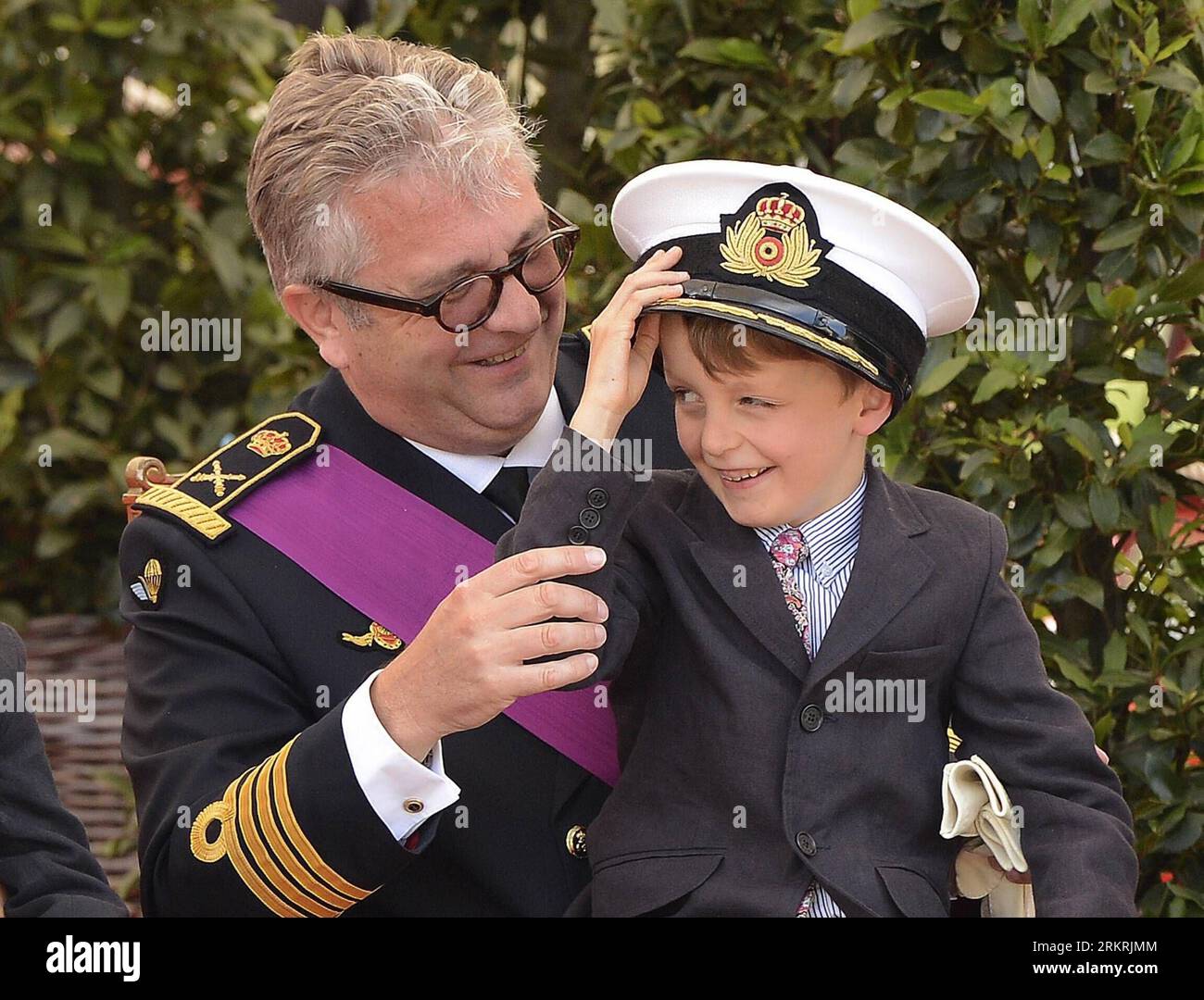 Bildnummer: 58270841  Datum: 21.07.2012  Copyright: imago/Xinhua (120721) -- BRUSSELS, July 21, 2012 (Xinhua) -- Belgian Prince Nicolas (R) puts on the cap of his father Prince Laurent when they watch the military parade in Brussels, capital of Belgium, July 21, 2012, on the occasion of the Belgian National Day. (Xinhua/Wu Wei) BELGIUM-NATIONAL DAY-PARADE PUBLICATIONxNOTxINxCHN People Entertainment Adel BEL Nationalfeiertag x1x xst 2012 quer kurios Komik  o0 Familie,privat, Kind Sohn     58270841 Date 21 07 2012 Copyright Imago XINHUA  Brussels July 21 2012 XINHUA Belgian Prince Nicolas r Puts Stock Photo