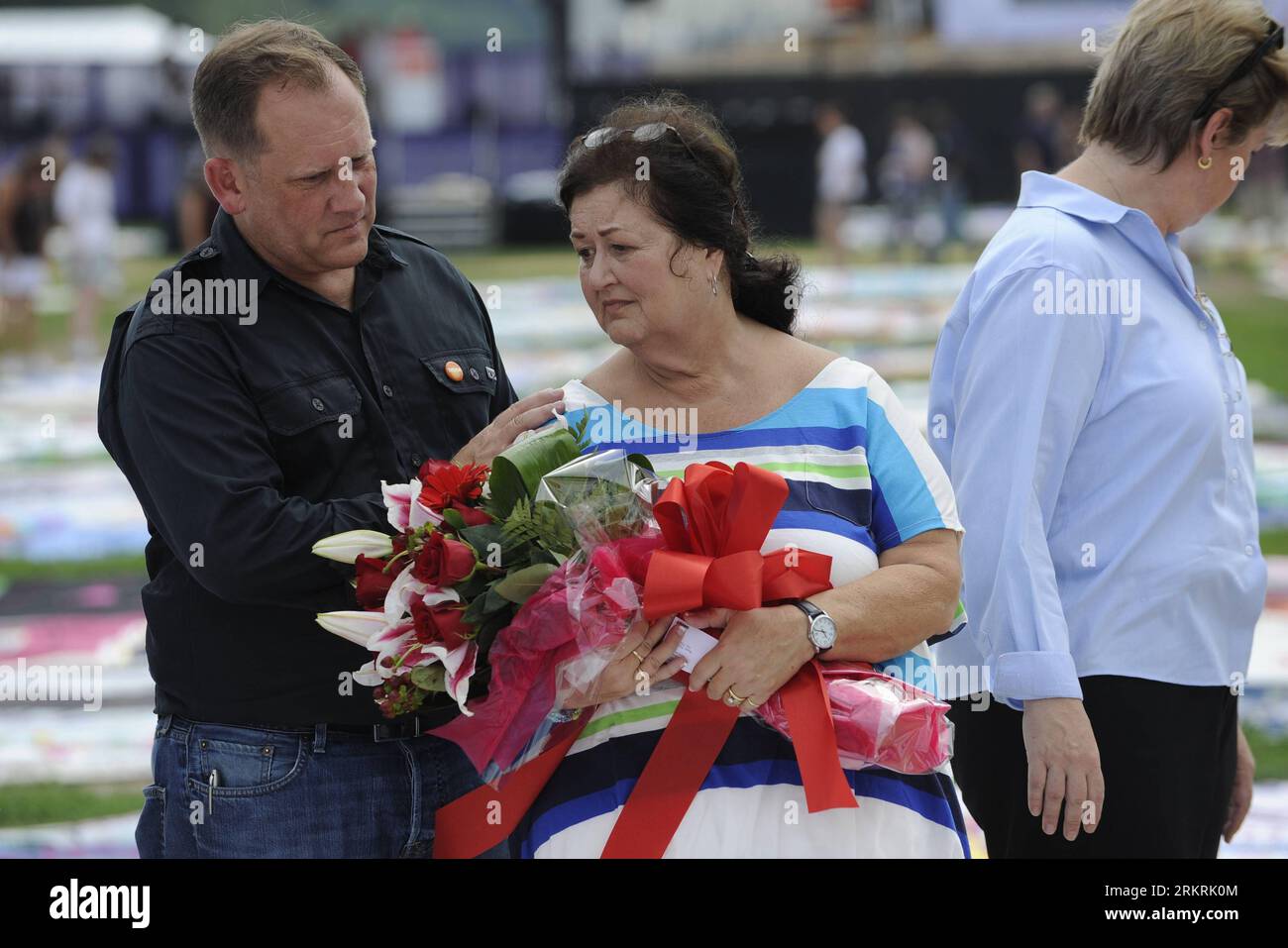 Bildnummer: 58273164  Datum: 23.07.2012  Copyright: imago/Xinhua (120723) -- WASHINGTON D.C., July 23, 2012 (Xinhua) -- Jeanne White (C) mourns before the AIDS memorial blanket of her son Ryan White, on the National Mall as part of the 19th International AIDS Conference in Washington D.C., capital of the United States, July 23, 2012. As the global scientific and medical community convene in Washington, D.C. for the 19th International AIDS Conferencce, the AIDS Memeorial Quilt, with 48,000 blankets with over 94,000 people s names who lost lives due to the AIDS, is on display by the NAMES projec Stock Photo