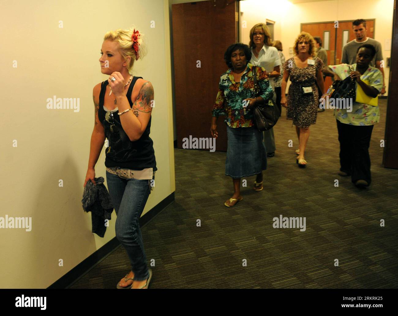 Bildnummer: 58271374  Datum: 23.07.2012  Copyright: imago/Xinhua (120723) -- AURORA, July 23, 2012 (Xinhua) -- Audiences enter the Arapahoe County Justice Center in Colorado state on July 23, 2012. James Holmes, the 24-year-old suspect that killed 12 and injured 58 others in a movie theater shooting spree in the U.S. state of Colorado, made his first court appearance Monday. (Xinhua/Yang Lei) U.S.-AURORA-SHOOTING-COURT PUBLICATIONxNOTxINxCHN Gesellschaft Amok Denver Aurora USA Kino Filmpremiere Premiere Batman Prozess Gericht x0x xst premiumd 2012 quer      58271374 Date 23 07 2012 Copyright I Stock Photo