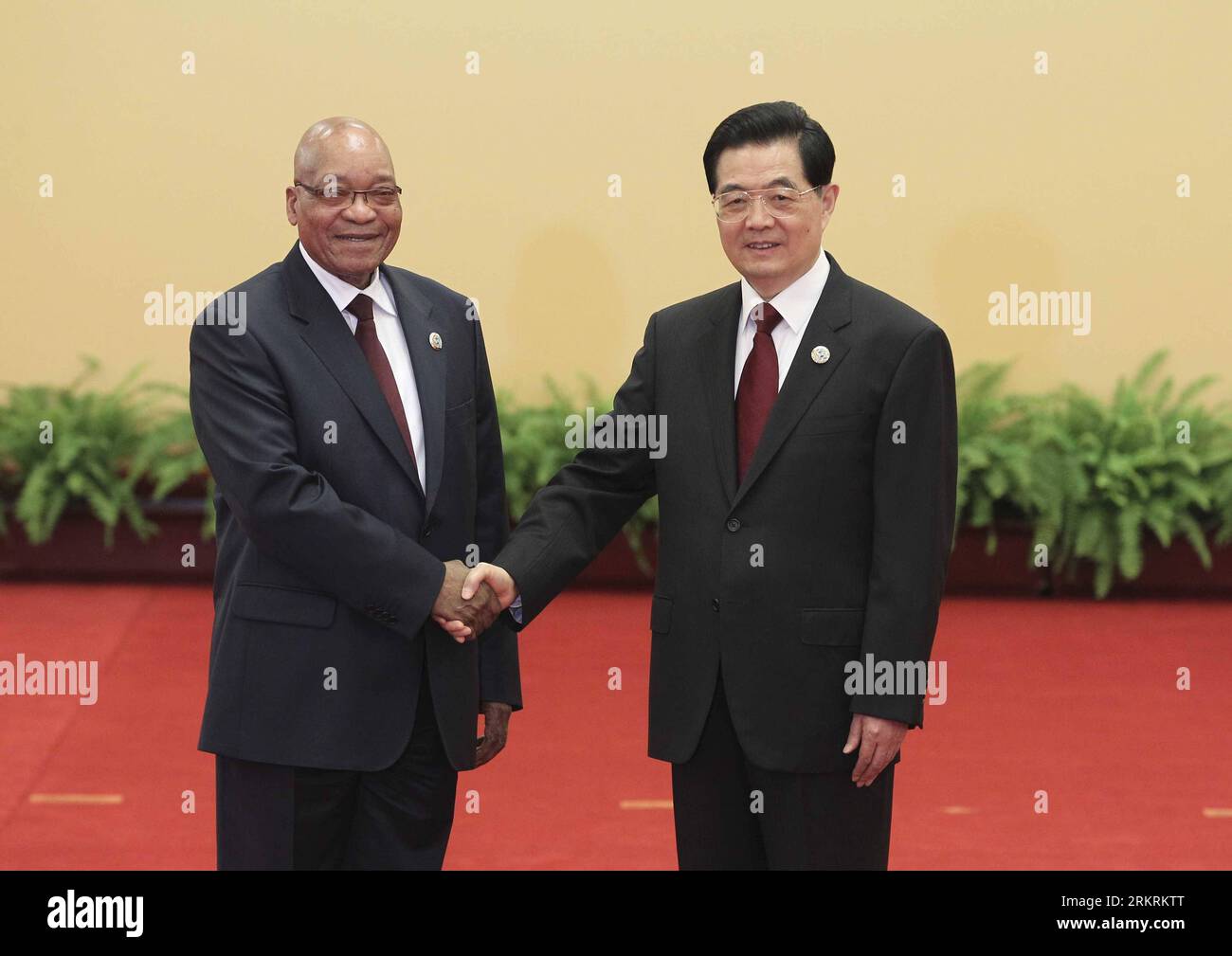 Bildnummer: 58276004  Datum: 19.07.2012  Copyright: imago/Xinhua (120719) -- BEIJING, July 19, 2012 (Xinhua) -- Chinese President Hu Jintao (R) shakes hands with President of South Africa Jacob Zuma as they attend the opening ceremony of the Fifth Ministerial Conference of the Forum on China-Africa Cooperation (FOCAC) in Beijing, capital of China, July 19, 2012. (Xinhua/Ding Lin) (lfj) CHINA-BEIJING-FOCAC-MINISTERIAL CONFERENCE-MEETING (CN) PUBLICATIONxNOTxINxCHN People Politik FOCAC Gipfel xjh x0x 2012 quer      58276004 Date 19 07 2012 Copyright Imago XINHUA  Beijing July 19 2012 XINHUA Chin Stock Photo