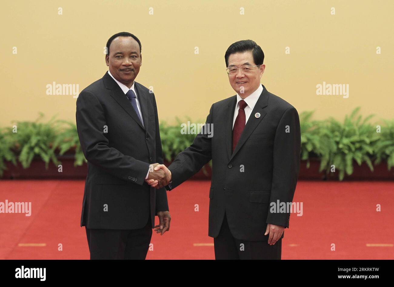 Bildnummer: 58276003  Datum: 19.07.2012  Copyright: imago/Xinhua (120719) -- BEIJING, July 19, 2012 (Xinhua) -- Chinese President Hu Jintao (R) shakes hands with Niger s President Mahamadou Issoufou as they attend the opening ceremony of the Fifth Ministerial Conference of the Forum on China-Africa Cooperation (FOCAC) in Beijing, capital of China, July 19, 2012. (Xinhua/Ding Lin) (lfj) CHINA-BEIJING-FOCAC-MINISTERIAL CONFERENCE-MEETING (CN) PUBLICATIONxNOTxINxCHN People Politik FOCAC Gipfel xjh x0x 2012 quer      58276003 Date 19 07 2012 Copyright Imago XINHUA  Beijing July 19 2012 XINHUA Chin Stock Photo