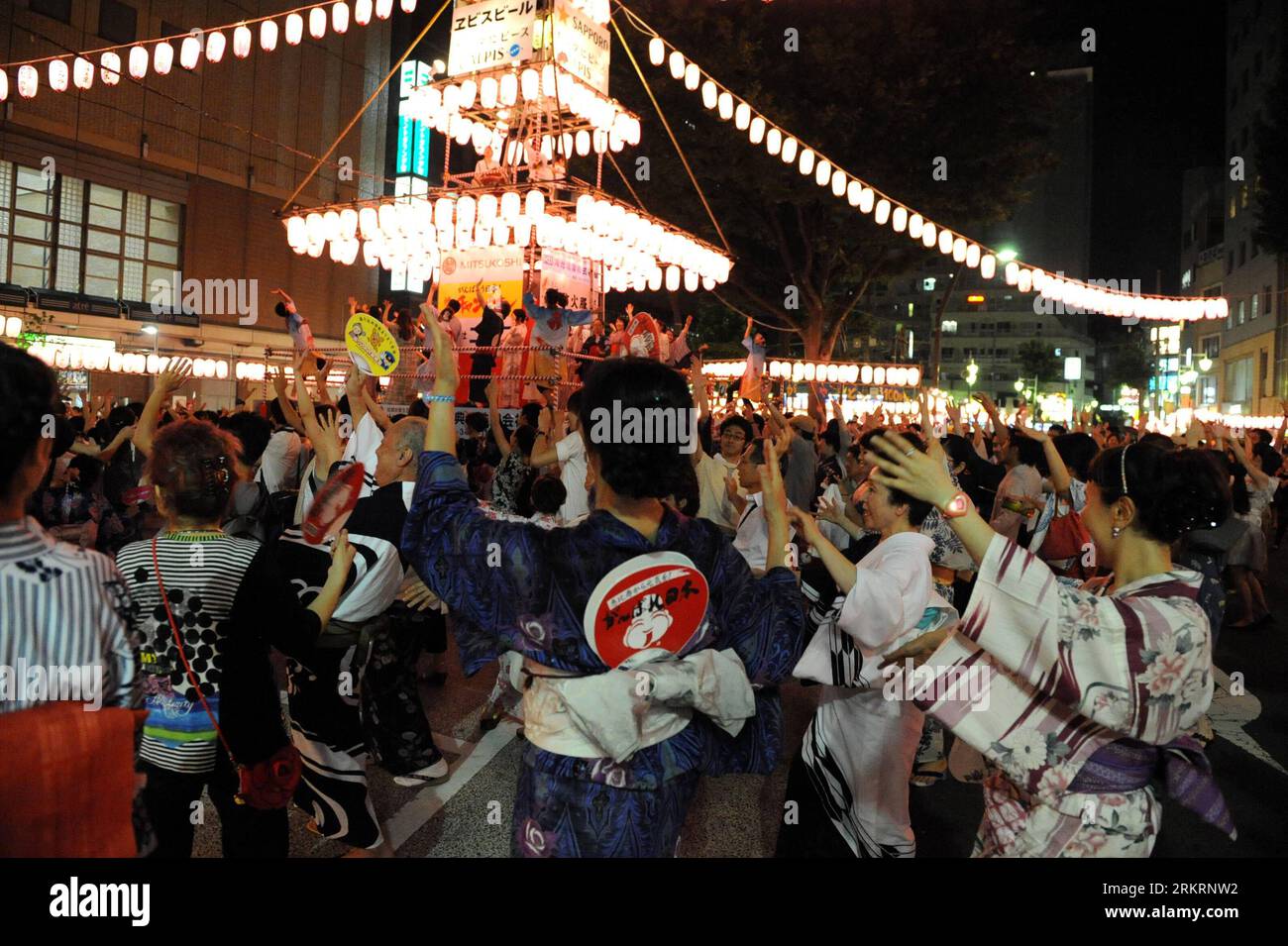 Bildnummer: 58287163  Datum: 28.07.2012  Copyright: imago/Xinhua (120728) -- TOKYO, July 28, 2012 (Xinhua) -- perform the traditional Bon Odori to celebrate the coming Obon festival in Tokyo, Japan, on July 28, 2012. The festival of Obon is a centuries old Japanese Buddhist custom, which celebrates and honors the lives of deceased family members and friends.(Xinhua/Ma Ping) (bxq) JAPAN-TOKYO-OBON FESTIVAL PUBLICATIONxNOTxINxCHN Gesellschaft Religion Buddhismus Obon Fest Tradition xda x0x 2012 quer      58287163 Date 28 07 2012 Copyright Imago XINHUA  Tokyo July 28 2012 XINHUA perform The Tradi Stock Photo