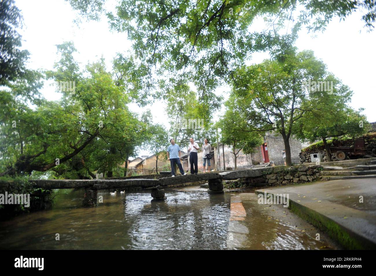 Bildnummer: 58289580  Datum: 30.07.2012  Copyright: imago/Xinhua (120730) -- LINGCHUAN, July 30, 2012 (Xinhua) -- Tourists walk on an ancient bridge in Jiangtou Village of Lingchuan County in Guilin City, south China s Guangxi Zhuang Autonomous Region, July 26, 2012. Jiangtou Village is well-known in China as the hometown of Zhou Dunyi, an outstanding literati and philosopher in Song Dynasty (960-1276). Zhou is famous for his abstruse philosophy of being honest and upright as an official which was clearly stated in his masterpiece giving honor to lotus. Zhou gave lotus the connotation of a vir Stock Photo