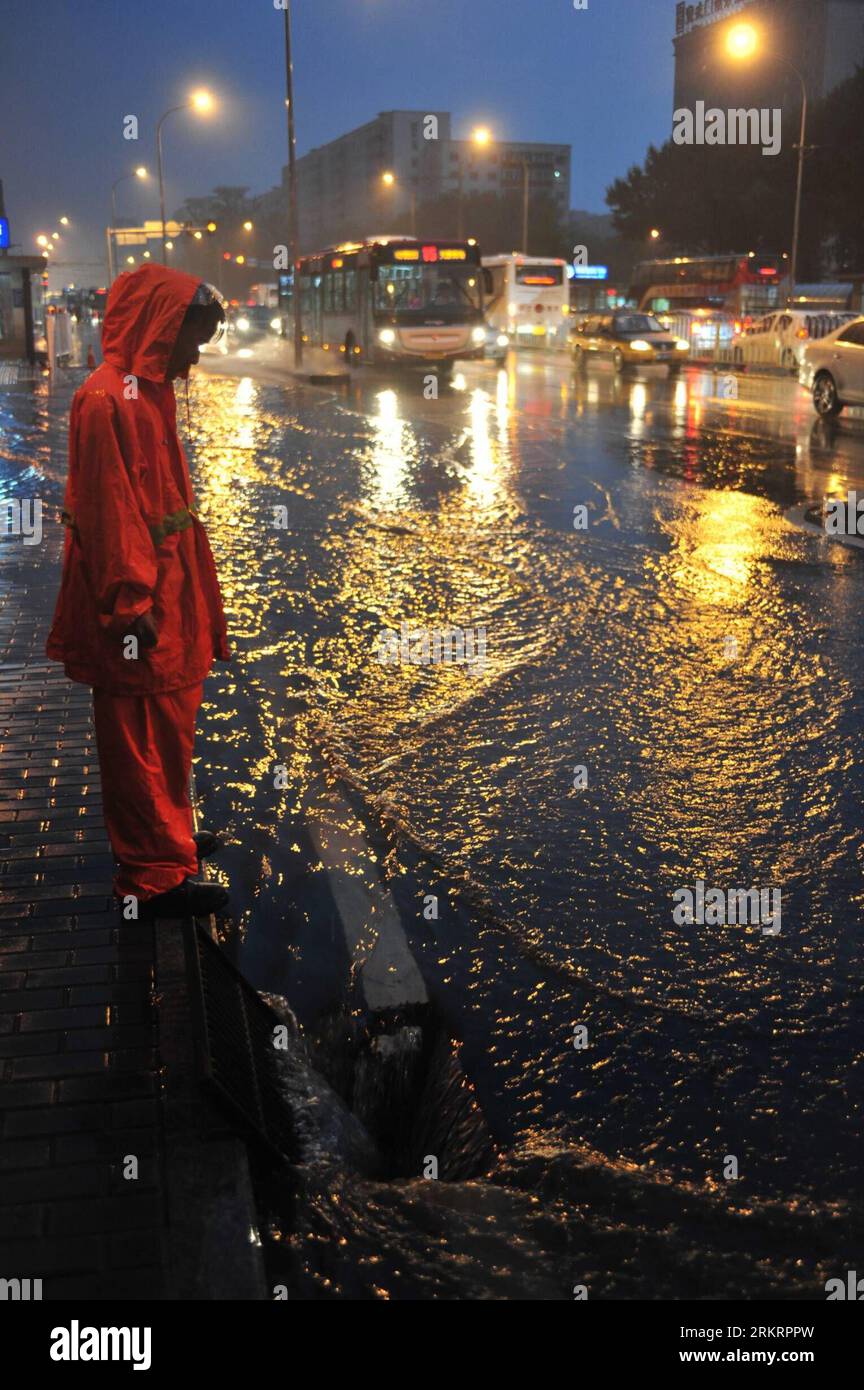 Bildnummer: 58290324  Datum: 30.07.2012  Copyright: imago/Xinhua (120730) -- BEIJING, July 30, 2012 (Xinhua) -- A worker lifts the drainage grate on a street in Beijing, capital of China, July 30, 2012. Beijing witnessed a heavy rainfall on Monday evening. (Xinhua/Liu Changlong) (zc) CHINA-BEIJING-RAIN (CN) PUBLICATIONxNOTxINxCHN Gesellschaft Wetter Hochwasser Regen Starkregen Dauerregen xda x0x premiumd Verkehr Straße 2012 hoch      58290324 Date 30 07 2012 Copyright Imago XINHUA  Beijing July 30 2012 XINHUA a Worker Lifts The Drainage Burrs ON a Street in Beijing Capital of China July 30 201 Stock Photo