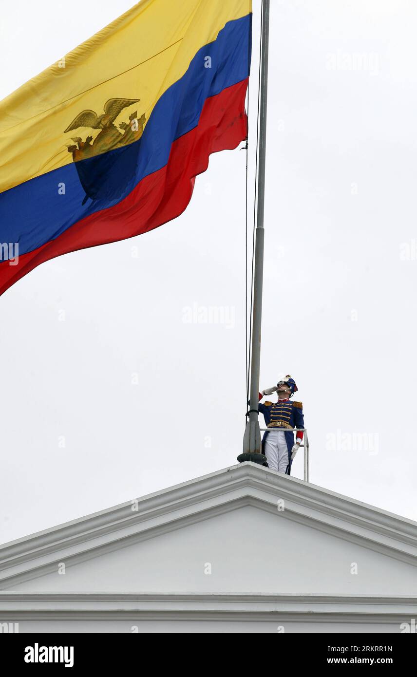 Bildnummer: 58298566 Datum: 30.07.2012 Copyright: imago/Xinhua (120731) --  QUITO, July 31, 2012 (Xinhua) -- A grenadier honors the Ecuador s national  flag during the change of guard of the group Presidential Escort