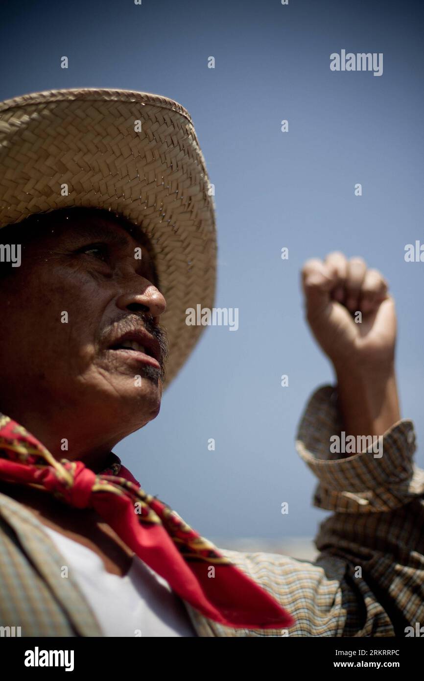 Bildnummer: 58300439  Datum: 01.08.2012  Copyright: imago/Xinhua (120802) -- MEXICO CITY, Aug. 2, 2012 (Xinhua) -- An indigenous man from the Tila community in Chiapas participates in a protest at the Revolution Monument, in Mexico City, capital of Mexico, on Aug. 1, 2012. Ch oles indigenous demand the government to return 130 hectares of land expropriated 32 years ago. The National Supreme Court will rule about this matter on Wednesday. (Xinhua/Pedro Mera)(zyw) MEXICO-MEXICO CITY-SOCIETY-PROTEST PUBLICATIONxNOTxINxCHN Gesellschaft Politik Mexiko Demo Protest xsp x0x premiumd 2012 hoch      58 Stock Photo