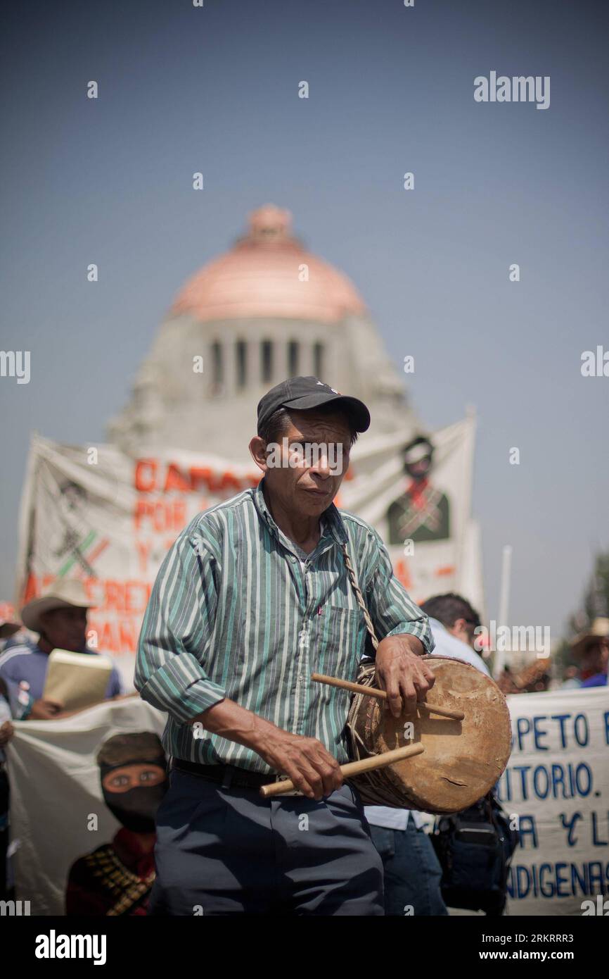 Bildnummer: 58300438  Datum: 01.08.2012  Copyright: imago/Xinhua (120802) -- MEXICO CITY, Aug. 2, 2012 (Xinhua) -- Indigenous from the Tila community in Chiapas participate in a protest at the Revolution Monument, in Mexico City, capital of Mexico, on Aug. 1, 2012. Ch oles indigenous demand the government to return 130 hectares of land expropriated 32 years ago.The National Supreme Court will rule about this matter on Wednesday. (Xinhua/Pedro Mera)(zyw) MEXICO-MEXICO CITY-SOCIETY-PROTEST PUBLICATIONxNOTxINxCHN Gesellschaft Politik Mexiko Demo Protest xsp x0x premiumd 2012 hoch      58300438 Da Stock Photo