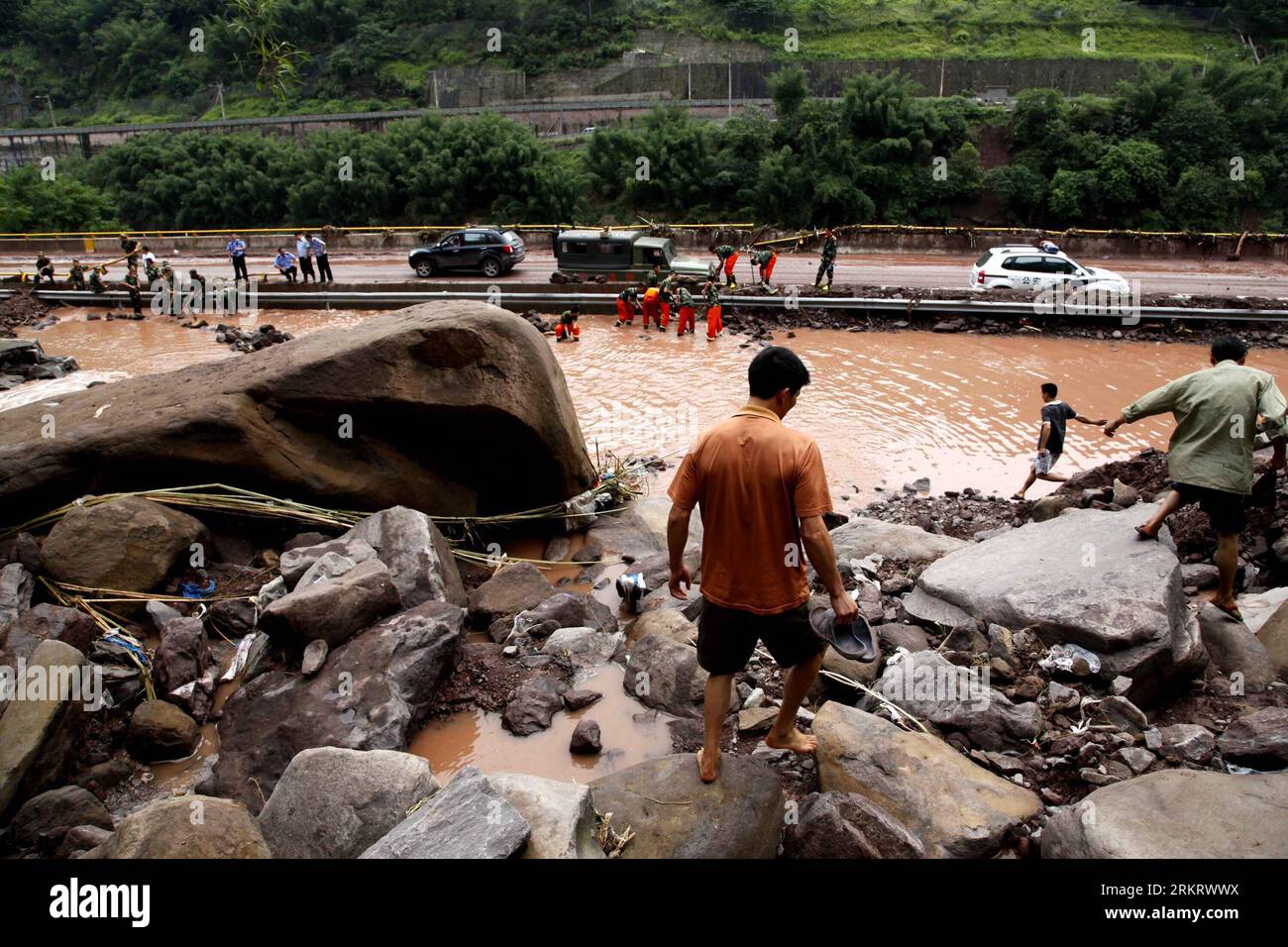 Bildnummer: 58319545  Datum: 07.08.2012  Copyright: imago/Xinhua (120807) -- SHUIFU, Aug. 7, 2012 (Xinhua) -- Rescuers clear the landslide section in Shuifu County, southwest China s Yunan Province, Aug. 7, 2012. The county was hit by torrential rains from Monday night to Tuesday morning, which cut off all the traffic. Three were confirmed dead by Tuesday noon. (Xinhua/Zhang Guangyu) (cl) CHINA-YUNNAN-SHUIFU COUNTY-TORRENTIAL RAIN (CN) PUBLICATIONxNOTxINxCHN Gesellschaft Unwetter Flut Aufräumarbeiten Schlamm xbs x0x 2012 quer      58319545 Date 07 08 2012 Copyright Imago XINHUA  Shuifu Aug 7 2 Stock Photo