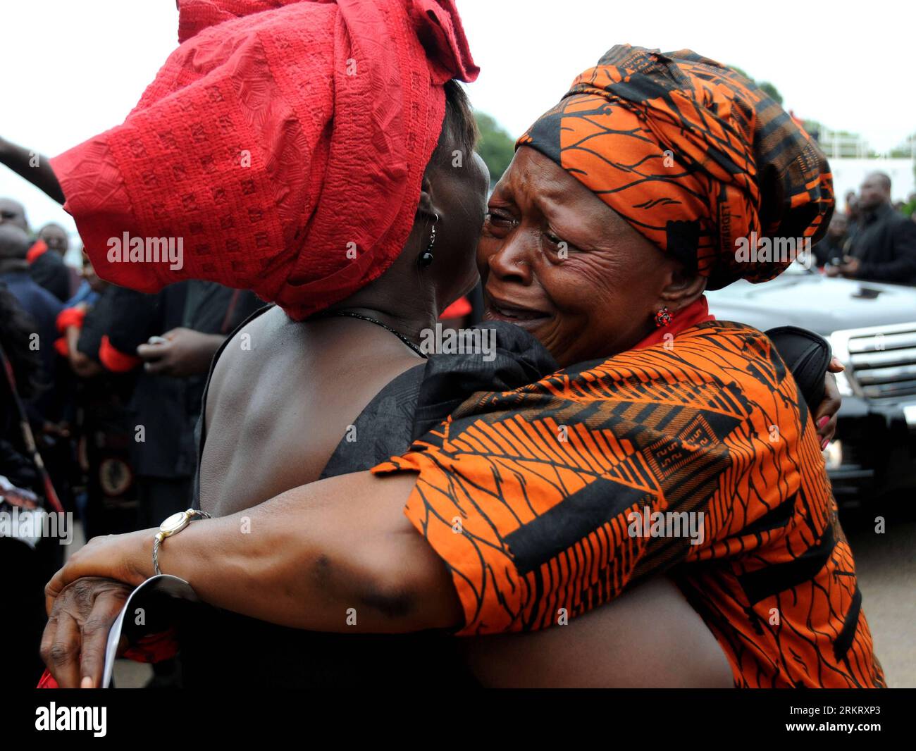Bildnummer: 58325209  Datum: 08.08.2012  Copyright: imago/Xinhua (120808) -- ACCRA, Aug. 8, 2012 (Xinhua) -- Two Ghanaian women weep outside the State Banquet Hall after they bid farewell to the remains of Ghana s late president John Evans Atta Mills in Accra, capital of Ghana, on Aug. 8, 2012. The late President Mills, 68, died suddenly on July 24, at the 37th Military Hospital after falling ill. (Xinhua/Shao Haijun) GHANA-ACCRA-LATE PRESIDENT-FUNERAL PUBLICATIONxNOTxINxCHN People Politik Gedenken Trauer xjh x0x premiumd 2012 quer     58325209 Date 08 08 2012 Copyright Imago XINHUA  Accra Aug Stock Photo