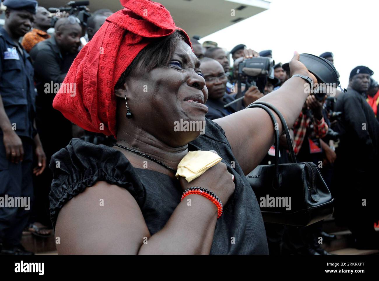 Bildnummer: 58325206  Datum: 08.08.2012  Copyright: imago/Xinhua (120808) -- ACCRA, Aug. 8, 2012 (Xinhua) -- A Ghana s woman weeps outside the State Banquet Hall after she bid farewell to the remains of Ghana s late president John Evans Atta Mills in Accra, capital of Ghana, on Aug. 8, 2012. The late President Mills, 68, died suddenly on July 24, at the 37th Military Hospital after falling ill. (Xinhua/Shao Haijun) GHANA-ACCRA-LATE PRESIDENT-FUNERAL PUBLICATIONxNOTxINxCHN People Politik Gedenken Trauer xjh x0x premiumd 2012 quer     58325206 Date 08 08 2012 Copyright Imago XINHUA  Accra Aug 8 Stock Photo