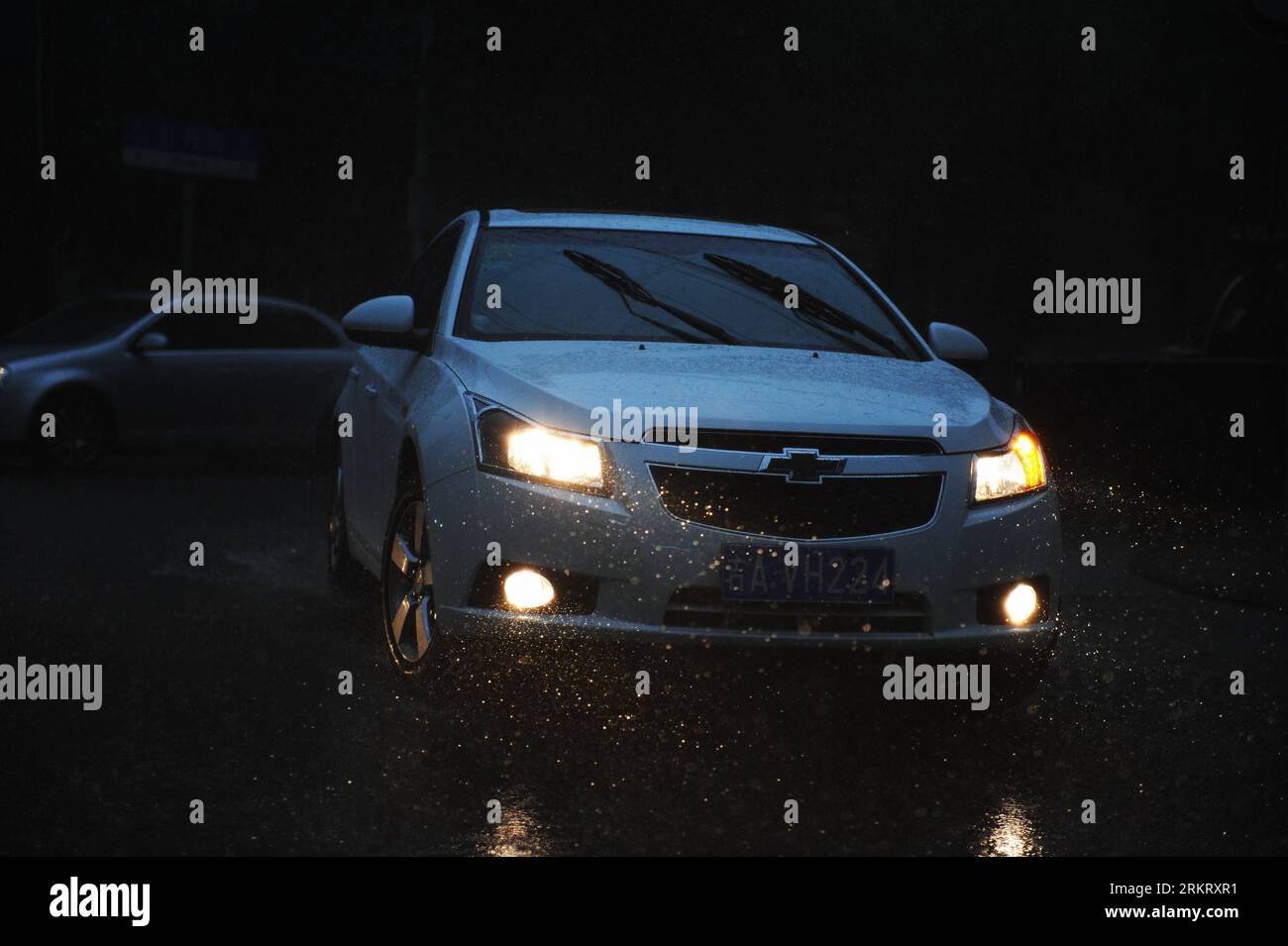 Bildnummer: 58325242  Datum: 08.08.2012  Copyright: imago/Xinhua (120808) -- CHANGCHUN, Aug. 8, 2012 (Xinhua) -- Vehicles move in the rain with the assistance of foglights and wipers in Changchun, capital of northeast China s Jilin Province, Aug. 8, 2012. The local meteorological authority issued a yellow warning alert against thunder Wednesday afternoon. Heavy downpours hit Jilin Province on Wednesday evening. (Xinhua/Zhang Nan) (gjh) CHINA-JILIN-CHANGCHUN-DOWNPOUR (CN) PUBLICATIONxNOTxINxCHN Wetter Regen xjh x0x 2012 quer      58325242 Date 08 08 2012 Copyright Imago XINHUA  Changchun Aug 8 Stock Photo