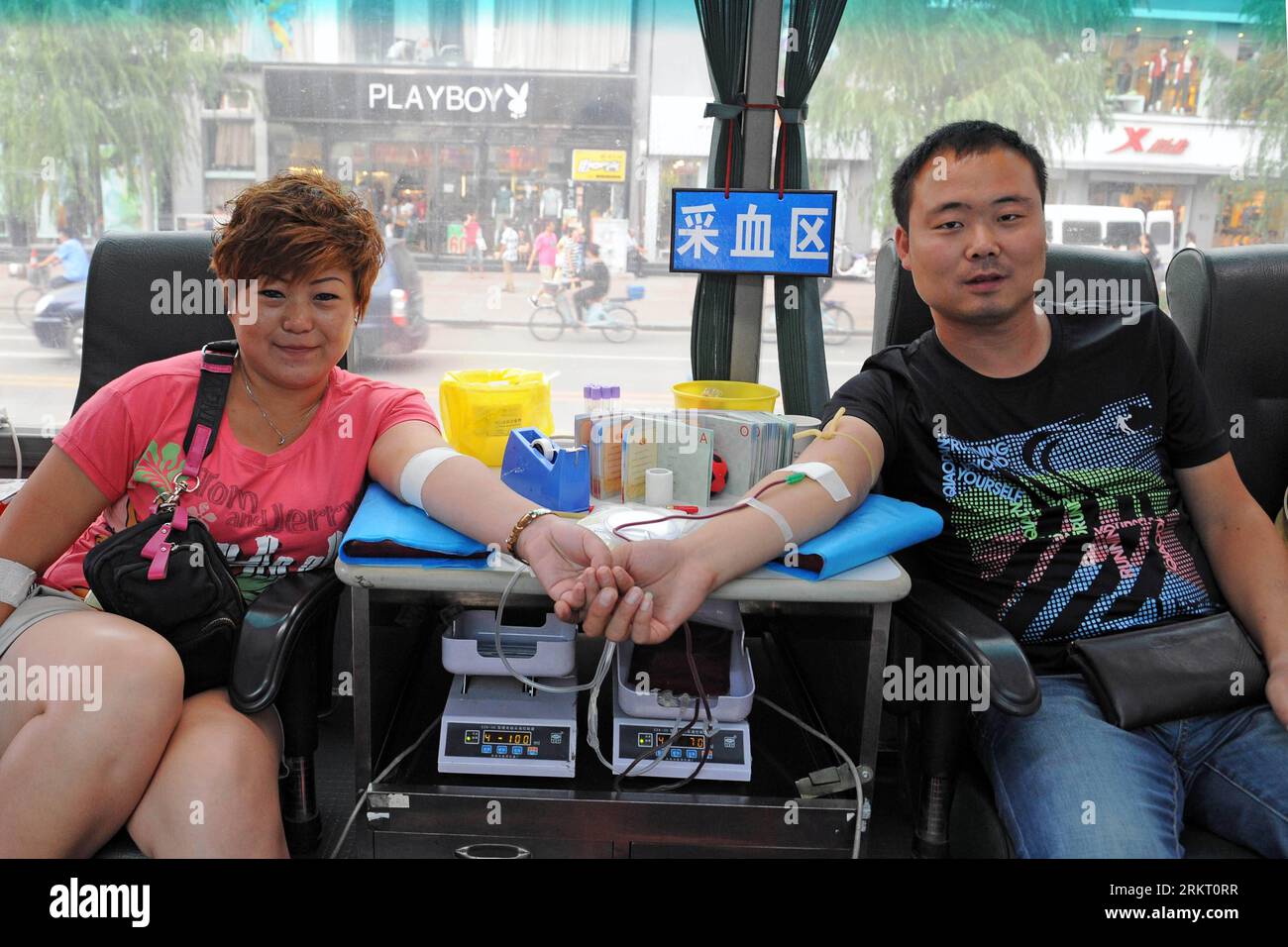 Bildnummer: 58340930  Datum: 13.08.2012  Copyright: imago/Xinhua (120813) -- TAIYUAN, Aug. 13, 2012 (Xinhua) -- Citizen Yin Fei and his wife Li Jie donate blood on a blood donation vehicle in Taiyuan, capital of north China s Shanxi Province, Aug. 13, 2012. Many in Taiyuan donated their blood to back up reducing blood reserve in hospitals recently. (Xinhua/Fan Minda)(mcg) CHINA-TAIYUAN-BLOOD DONATION (CN) PUBLICATIONxNOTxINxCHN Gesellschaft Blutspende Blutspenden Blut Spenden xjh x0x 2012 quer      58340930 Date 13 08 2012 Copyright Imago XINHUA  Taiyuan Aug 13 2012 XINHUA Citizen Yin Fei and Stock Photo