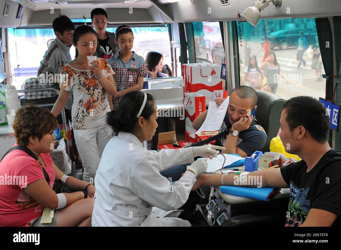 Bildnummer: 58340929  Datum: 13.08.2012  Copyright: imago/Xinhua (120813) -- TAIYUAN, Aug. 13, 2012 (Xinhua) -- donate blood on a blood donation vehicle in Taiyuan, capital of north China s Shanxi Province, Aug. 13, 2012. Many in Taiyuan donated their blood to back up reducing blood reserve in hospitals recently. (Xinhua/Fan Minda)(mcg) CHINA-TAIYUAN-BLOOD DONATION (CN) PUBLICATIONxNOTxINxCHN Gesellschaft Blutspende Blutspenden Blut Spenden xjh x0x 2012 quer      58340929 Date 13 08 2012 Copyright Imago XINHUA  Taiyuan Aug 13 2012 XINHUA Donate Blood ON a Blood Donation Vehicle in Taiyuan Capi Stock Photo