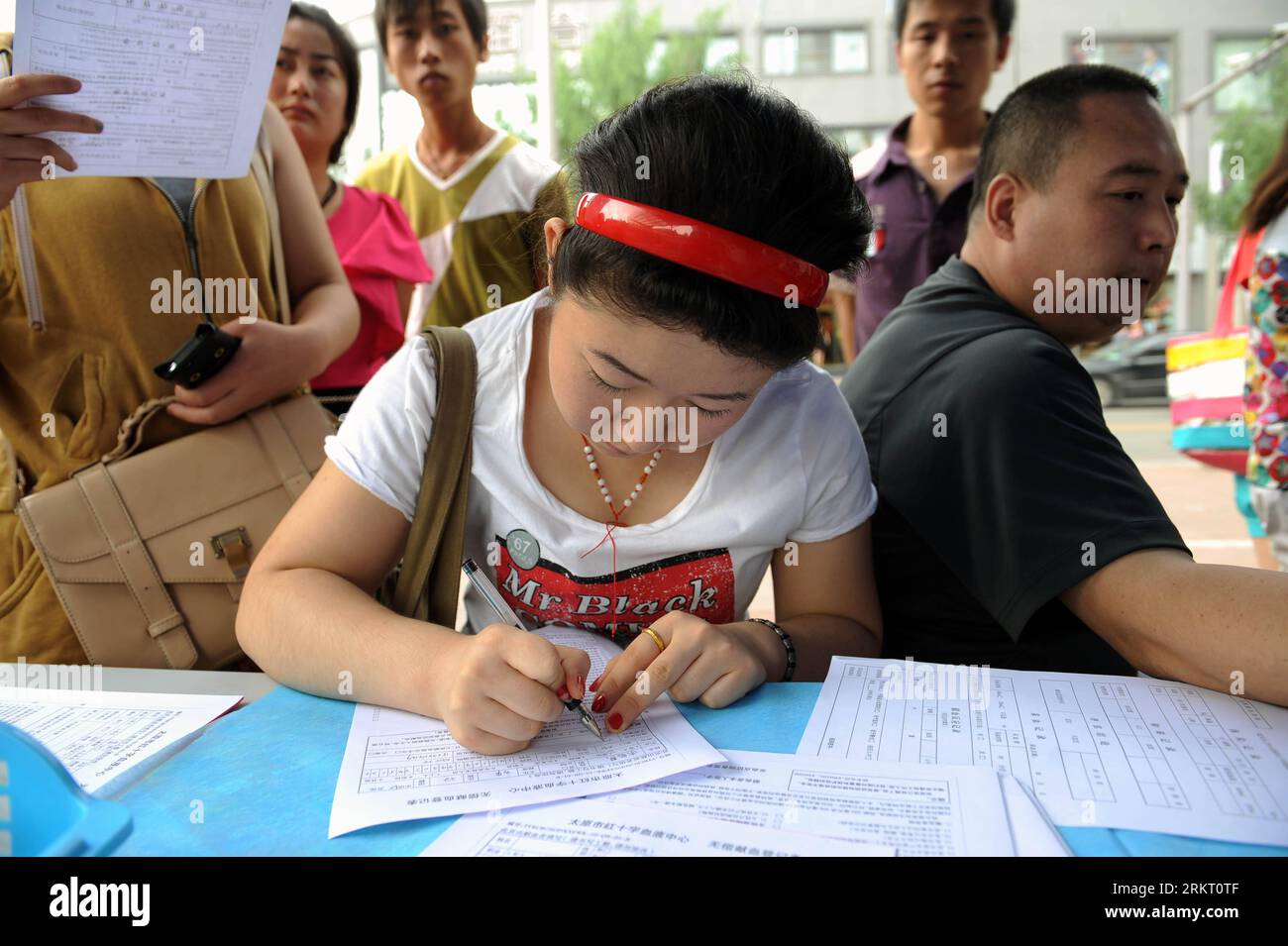 Bildnummer: 58340927  Datum: 13.08.2012  Copyright: imago/Xinhua (120813) -- TAIYUAN, Aug. 13, 2012 (Xinhua) -- A woman fills in form at a blood donation station in Taiyuan, capital of north China s Shanxi Province, Aug. 13, 2012. Many in Taiyuan donated their blood to back up reducing blood reserve in hospitals recently. (Xinhua/Fan Minda)(mcg) CHINA-TAIYUAN-BLOOD DONATION (CN) PUBLICATIONxNOTxINxCHN Gesellschaft Blutspende Blutspenden Blut Spenden xjh x0x 2012 quer      58340927 Date 13 08 2012 Copyright Imago XINHUA  Taiyuan Aug 13 2012 XINHUA a Woman fills in Shape AT a Blood Donation Stat Stock Photo