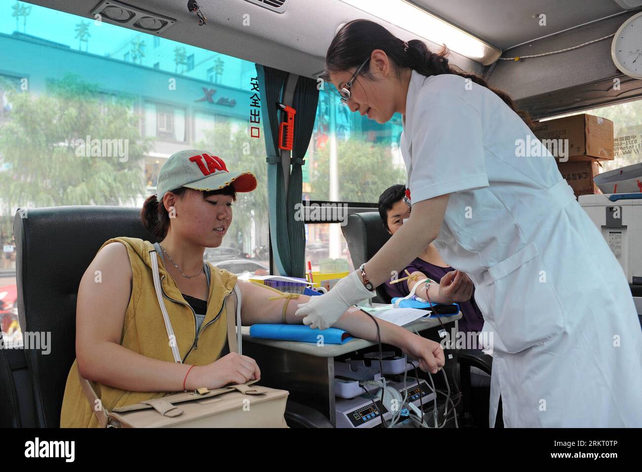 Bildnummer: 58340928  Datum: 13.08.2012  Copyright: imago/Xinhua (120813) -- TAIYUAN, Aug. 13, 2012 (Xinhua) -- donate blood on a blood donation vehicle in Taiyuan, capital of north China s Shanxi Province, Aug. 13, 2012. Many in Taiyuan donated their blood to back up reducing blood reserve in hospitals recently. (Xinhua/Fan Minda)(mcg) CHINA-TAIYUAN-BLOOD DONATION (CN) PUBLICATIONxNOTxINxCHN Gesellschaft Blutspende Blutspenden Blut Spenden xjh x0x 2012 quer      58340928 Date 13 08 2012 Copyright Imago XINHUA  Taiyuan Aug 13 2012 XINHUA Donate Blood ON a Blood Donation Vehicle in Taiyuan Capi Stock Photo