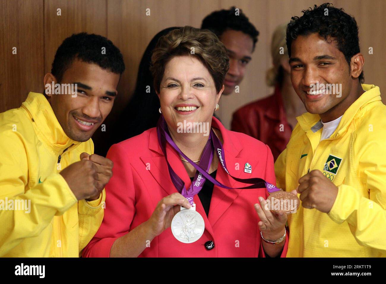 Bildnummer: 58349366  Datum: 14.08.2012  Copyright: imago/Xinhua (120815) -- BRASILIA, Aug. 15, 2012 (Xinhua) -- Brazilian President Dilma Rousseff (C) poses for a photograph with London 2012 Olympic Games silver medalist Esquiva Falcao (L) and gold medalist Yamaguchi Falcao (R) during a ceremony to present the Olympic Flag in Brasilia, capital of Brazil, on August 14, 2012. (Xinhua/Ivaldo Cavalcante/AGENCIA ESTADO) (ae) (tm) BRAZIL-BRASILIA-OLYMPICS-ATHLETES PUBLICATIONxNOTxINxCHN People Politik Empfang Gold Olympiasieg xjh x0x premiumd 2012 quer Highlight      58349366 Date 14 08 2012 Copyri Stock Photo