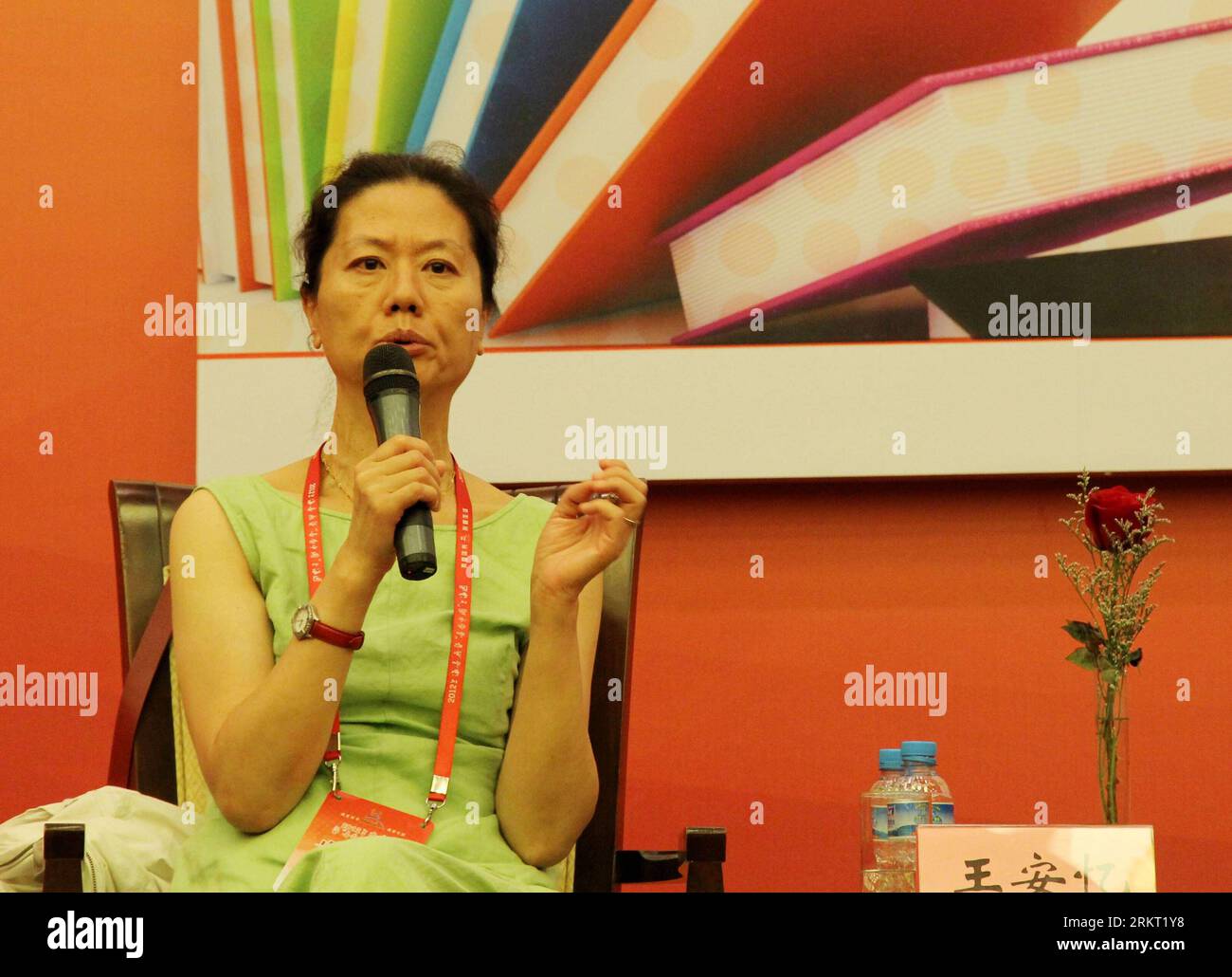 Bildnummer: 58351345  Datum: 15.08.2012  Copyright: imago/Xinhua (120815) -- SHANGHAI, Aug. 15, 2012 (Xinhua) -- Wang Anyi, a Mao Dun Literature Prize winner, talks during a reading forum of 2012 Shanghai Book Fair, east China s Shanghai Municipality, Aug. 15, 2012. The Book Fair, which kicked off on Wednesday, attracted almost 500 publishers. Mao Dun Literature Prize is one of the most prestigious literature prizes in China. (Xinhua/Xu Sheng) (wjq) CHINA-SHANGHAI-BOOK FAIR-READING FORUM (CN) PUBLICATIONxNOTxINxCHN People Gesellschaft xjh x0x 2012 quer      58351345 Date 15 08 2012 Copyright I Stock Photo