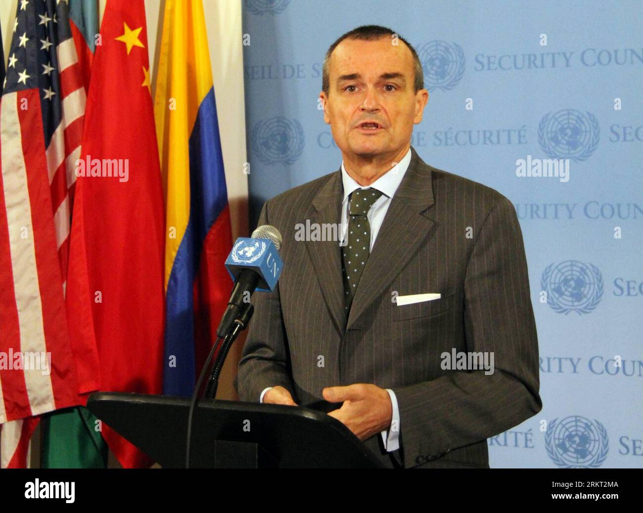 Bildnummer: 58356387  Datum: 16.08.2012  Copyright: imago/Xinhua (120816) -- NEW YORK, Aug. 16, 2012 (Xinhua) -- The French permanent representative to the United Nations Gerad Araud makes an announcement to medias after a two-hour closed-door meeting at the UN headquarters in New York on August 16, 2012. The UN Security Council on Thursday said that it agreed to the establishment of a new political liaison office in the Syrian capital Damascus to back the efforts of the UN and the Arab League to bring an early end to the 17-month crisis in Syria. (Xinhua/Lin Qiong) UN-NEW YORK-POLITICS-SYRIA Stock Photo