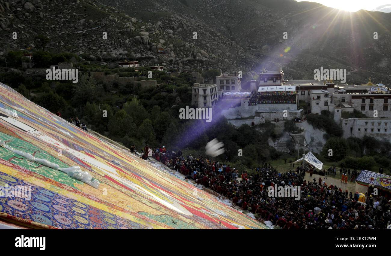 Bildnummer: 58358269  Datum: 17.08.2012  Copyright: imago/Xinhua (120817) -- LHASA, Aug. 17, 2012 (Xinhua) -- Tourists and followers take part in the ceremony of unfolding Thangka, which displays the Buddha portrait, at Zhaibung Monastery in Lhasa, capital of southwest China s Tibet Autonomous Region, Aug. 17, 2012. As one of the significant events during the Shoton Festival of Lhasa, the activity of unfolding Buddha portrait has attracted thousands of followers and tourists. (Xinhua/Purbu Zhaxi) (mp) CHINA-LHASA-SHOTON FESTIVAL-TANGKA UNFOLDING (CN) PUBLICATIONxNOTxINxCHN Gesellschaft Religio Stock Photo